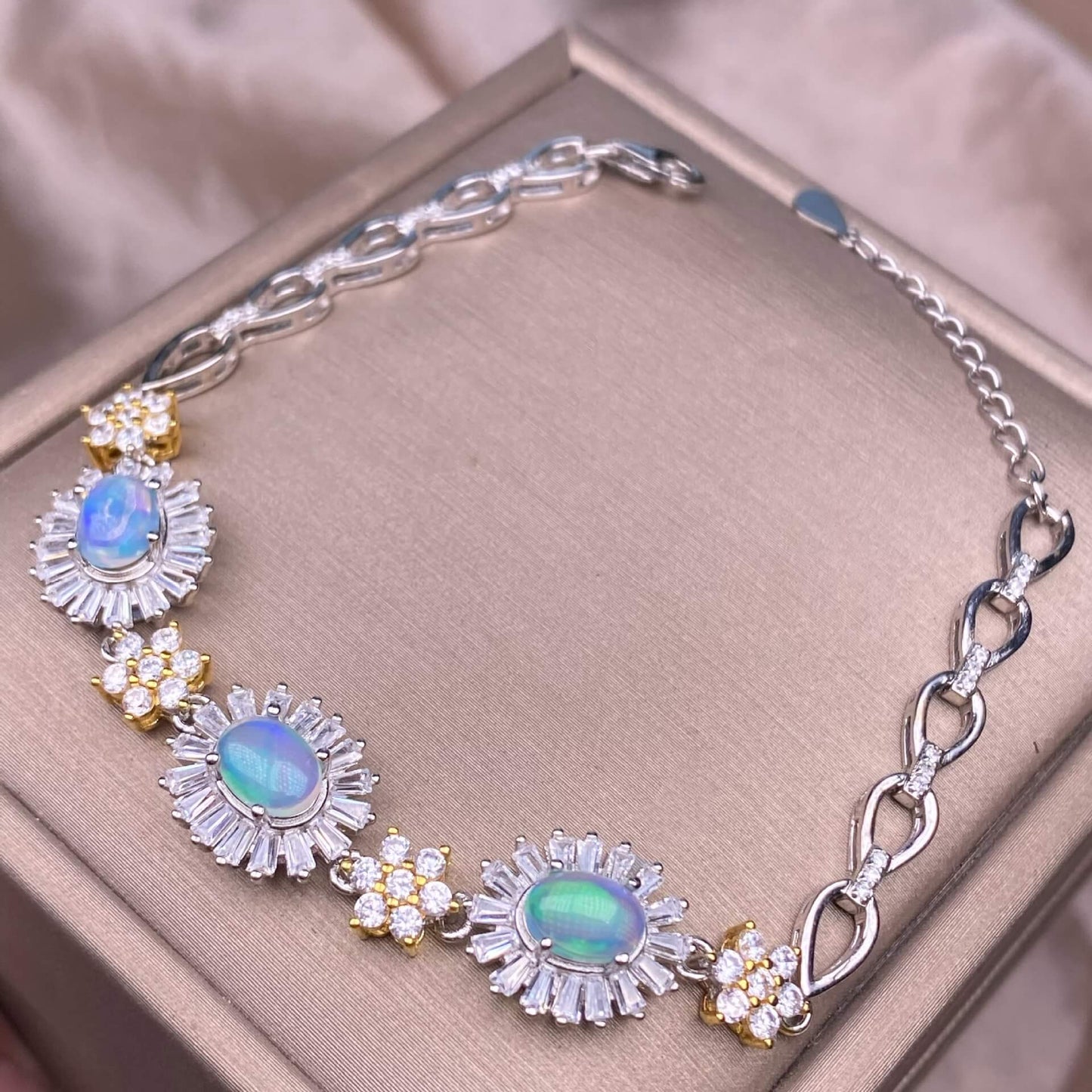 Black Opal/ Opal Bracelet The s925 silver inlaid vintage silver distressed Nepalese feather-shaped shell jewelry has a strong lustrous effect