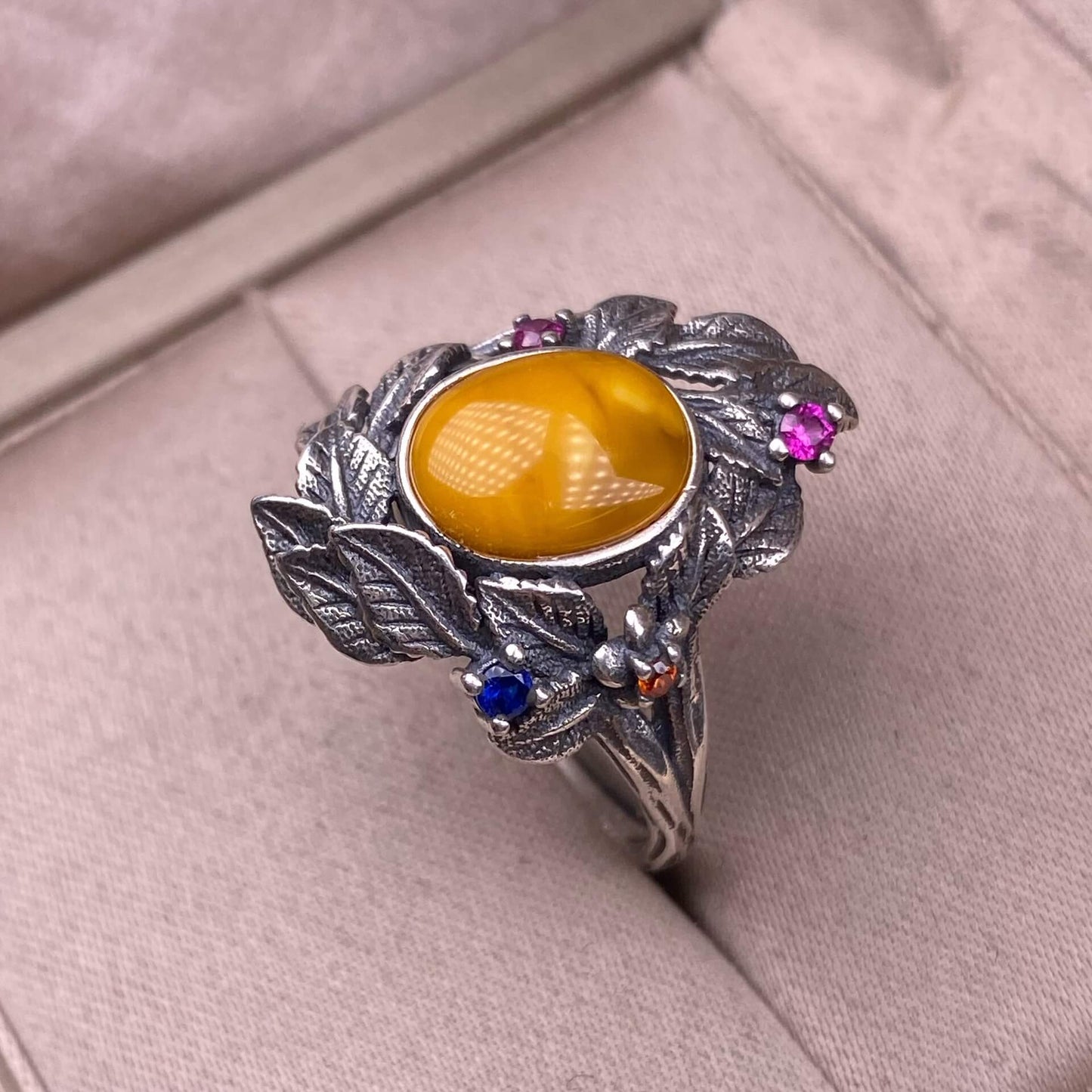 Old wax, garnet S925 in silveThe S925 silver grey moonstone ring, set with retro silver, is a new women's colored gemstone crystal jewelry that is versatile for commuting