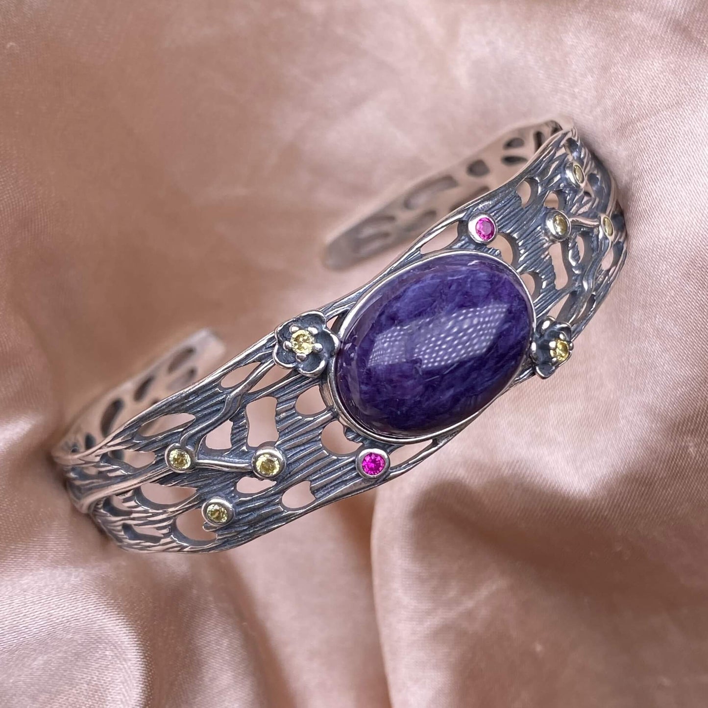 Purple lithium glow Purple Dragon Crysta bangle The s925 silver bracelet is a wide, retro, and hollowed-out design for women's jewelry