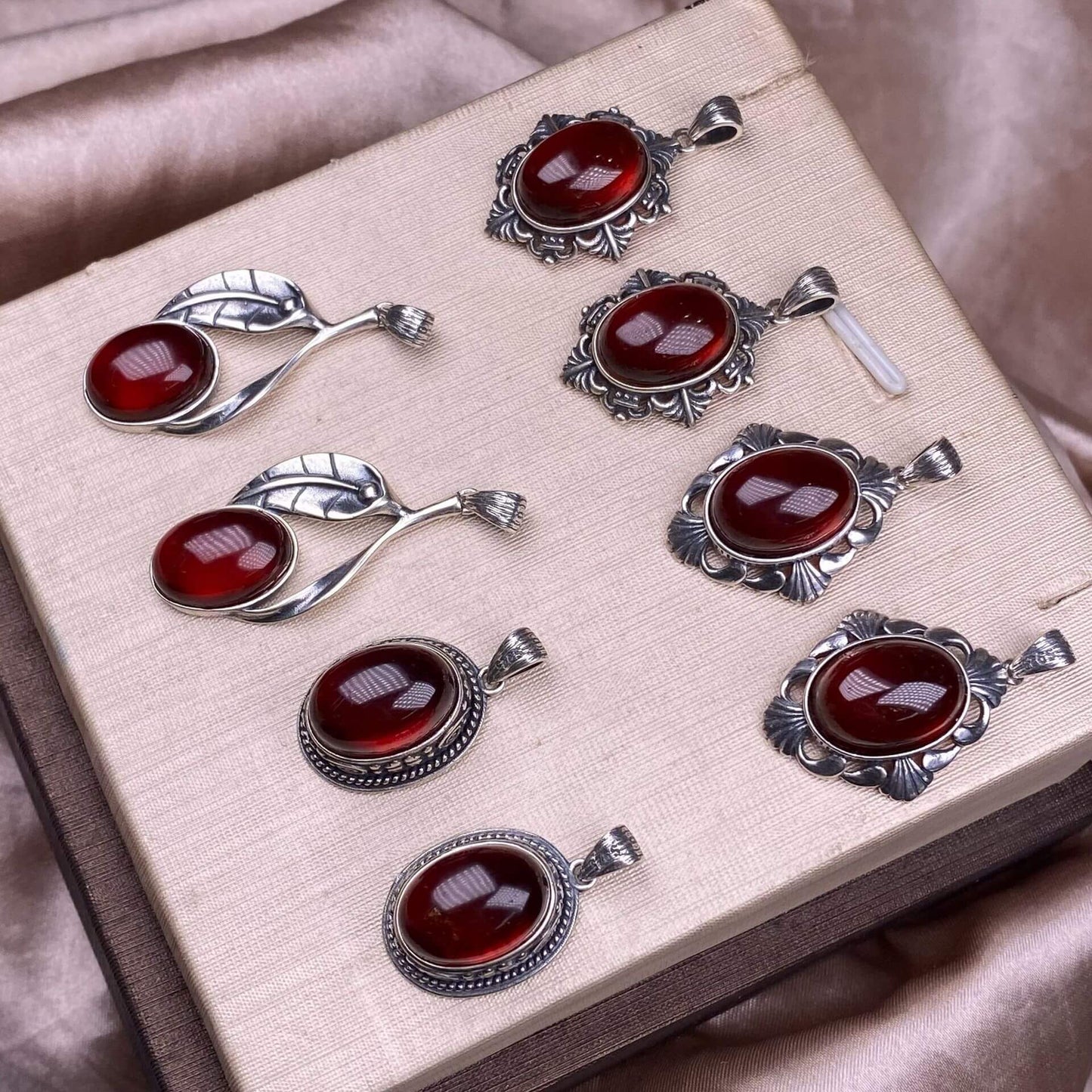 Garnet S925 silver inlaid retro silver cross pendant, aged, personalized and fashionable OL necklace, dazzling and uncluttered trendy Jewelry 2005