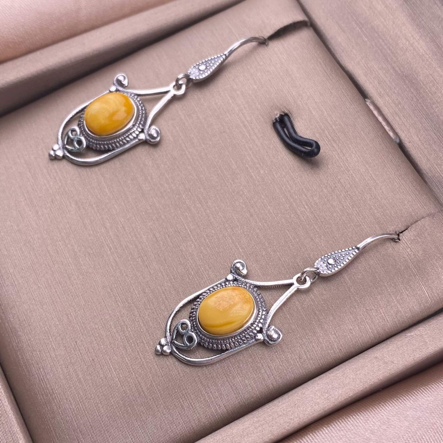 Old wax, cut garnet, round garnet, grape stone, opal, flower amber, tea crystal, grey moonstone, turquoise, aquamarine, ghost stone, sea pattern stone, amethyst earrings S925, silver inlaid exquisite and light luxury women's earrings