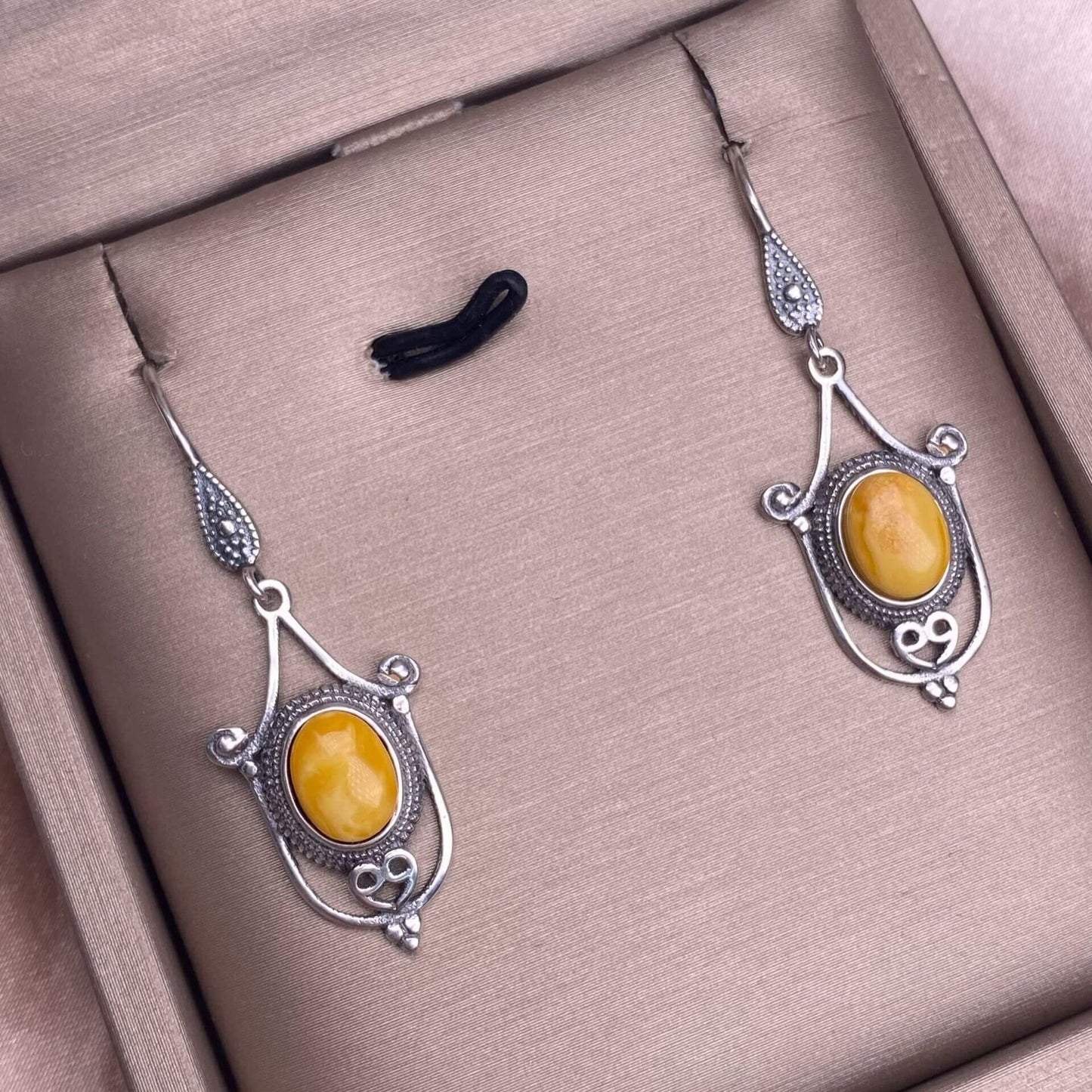 Old wax, cut garnet, round garnet, grape stone, opal, flower amber, tea crystal, grey moonstone, turquoise, aquamarine, ghost stone, sea pattern stone, amethyst earrings S925, silver inlaid exquisite and light luxury women's earrings