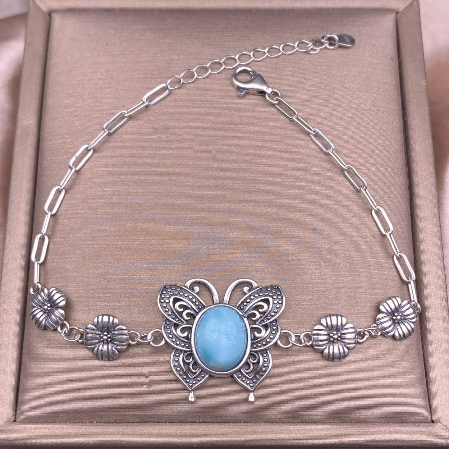 Turquoise, abalone shells, grey moonstone, copper hair crystal, rose quartz, grape stone, purple lithium oxide, opal, old wax, Larima Bracelet The s925 silver inlaid vintage silver butterfly-shaped shell jewelry has a strong lustrous effect