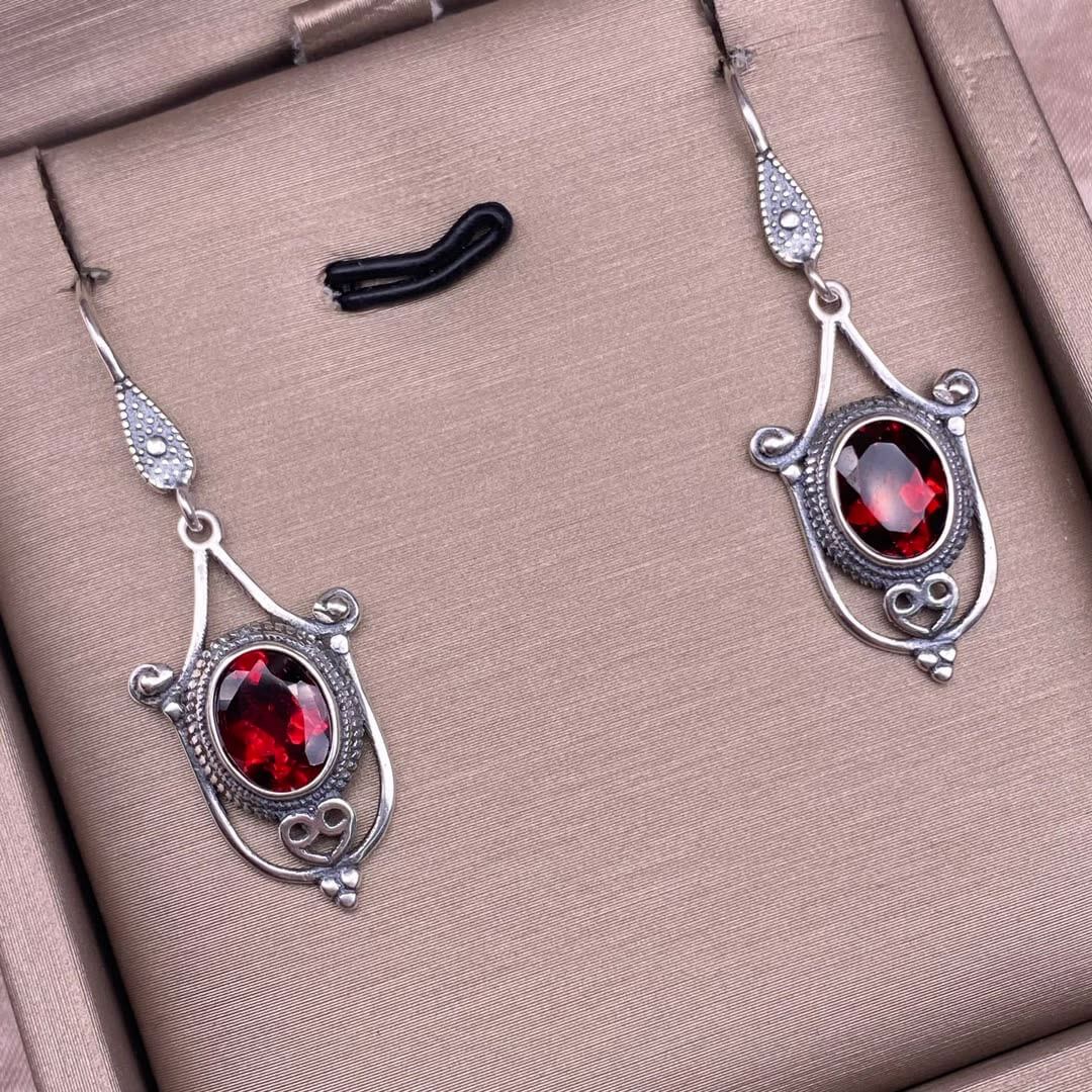 Old wax, cut garnet, round garnet, grape stone, opal, flower amber, tea crystal, grey moonstone, turquoise, aquamarine, ghost stone, sea pattern stone, amethyst earrings S925, silver inlaid exquisite and light luxury women's earrings