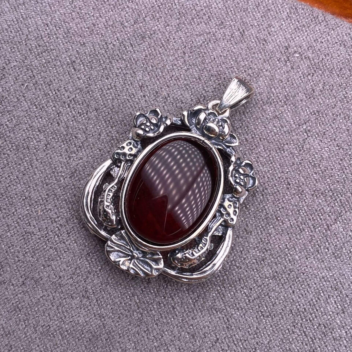 Flower amber, blood amber, South red, ghost, old wax, grey moonlight, cut amethyst, round amethyst, aquamarine, rose quartz, purple lithium glow, purple dragon crystal S925 silver inlaid retro silver cross pendant,fashionable OL necklace pendant