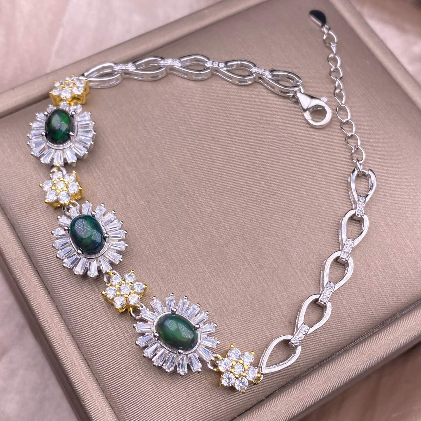 Black Opal/ Opal Bracelet The s925 silver inlaid vintage silver distressed Nepalese feather-shaped shell jewelry has a strong lustrous effect