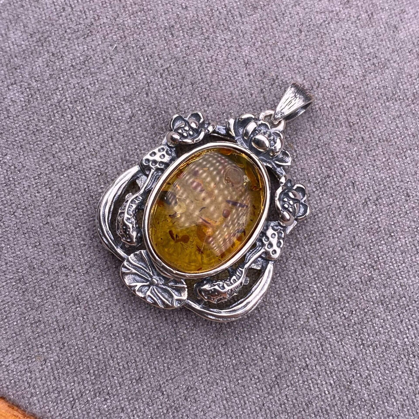 Flower amber, blood amber, South red, ghost, old wax, grey moonlight, cut amethyst, round amethyst, aquamarine, rose quartz, purple lithium glow, purple dragon crystal S925 silver inlaid retro silver cross pendant,fashionable OL necklace pendant