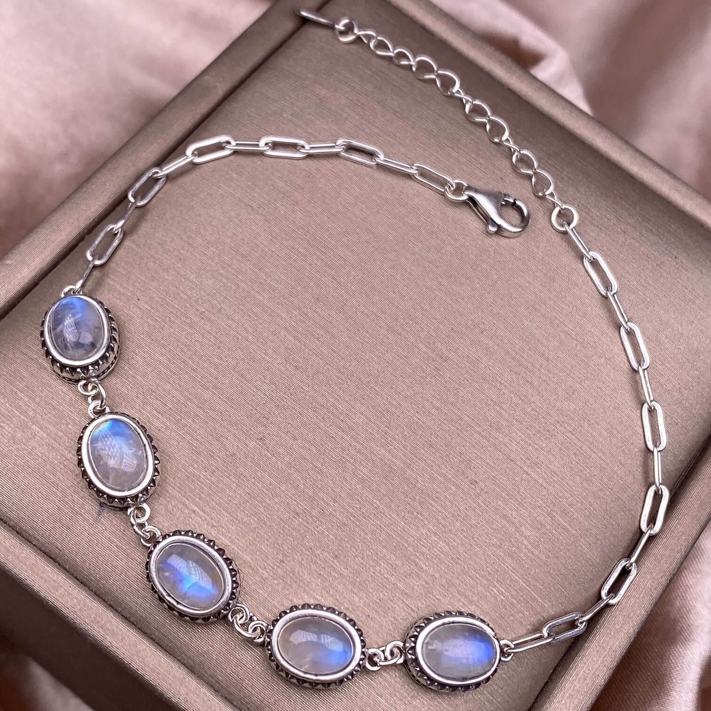 Opal ,Turquoise,black opal, aquamarine,amethyst, purple dragon crystal, garnet,Red jasper golden stone Golden SunThe s925 silver bracelet, set with retro silver multi-grain colored gemstone crystal, is a fashionable and versatile ladies' jewelry