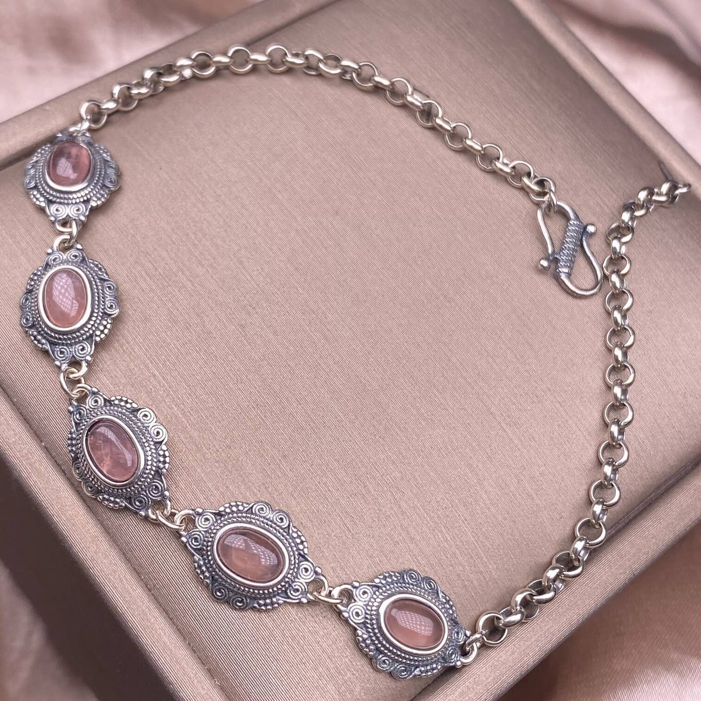 Opal ,Turquoise,black opal, aquamarine,amethyst, purple dragon crystal, garnet,Red jasper golden stone Golden SunThe s925 silver bracelet, set with retro silver multi-grain colored gemstone crystal, is a fashionable and versatile ladies' jewelry