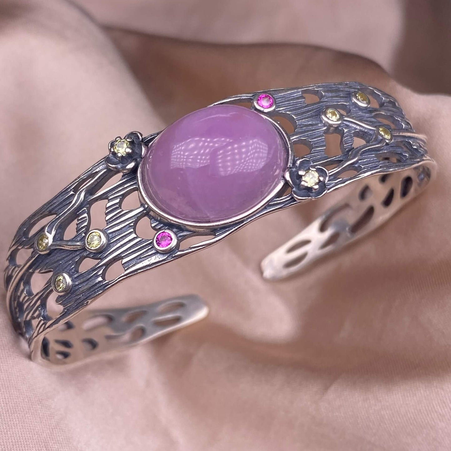 Purple lithium glow Purple Dragon Crysta bangle The s925 silver bracelet is a wide, retro, and hollowed-out design for women's jewelry