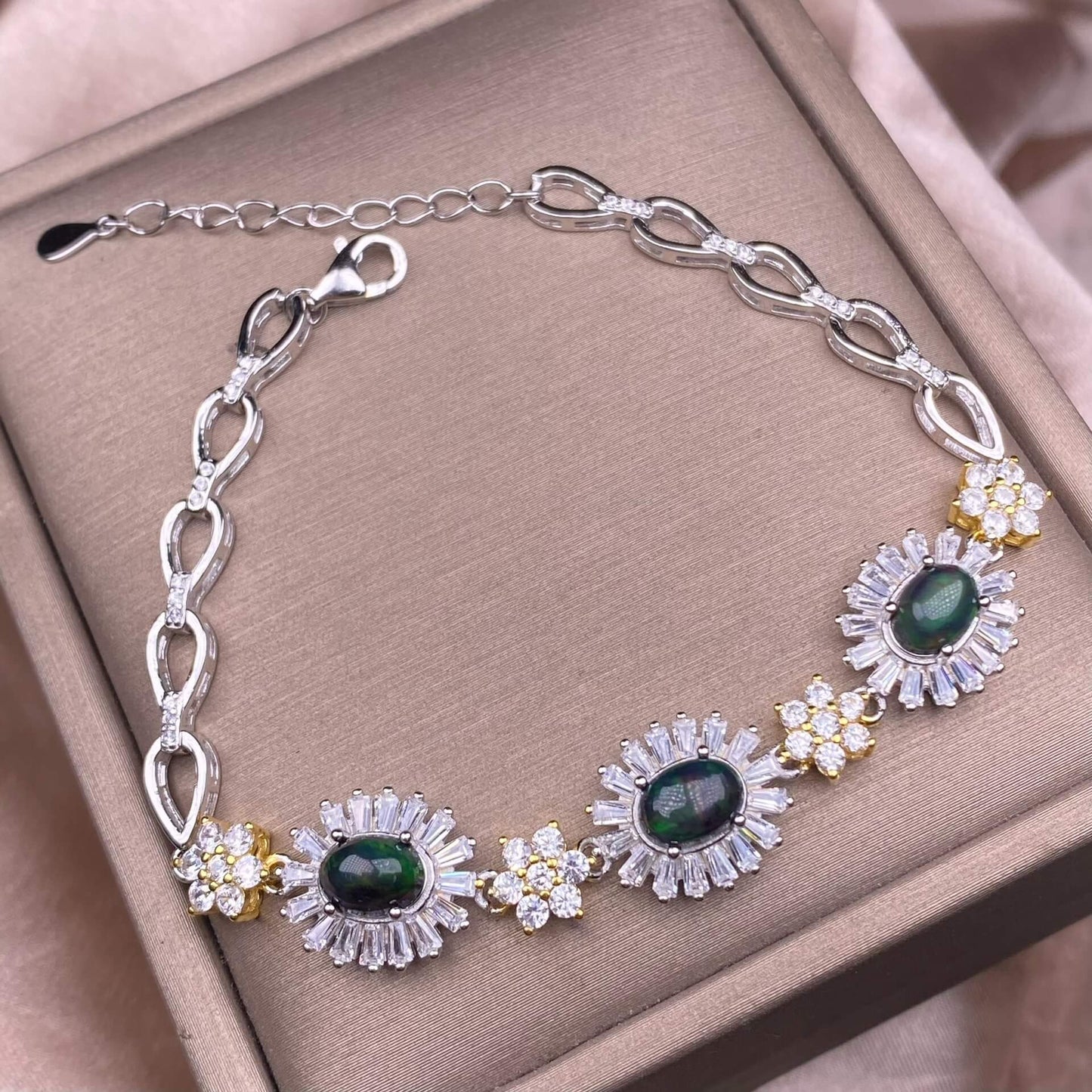 Black Opal/ Opal Bracelet The s925 silver inlaid vintage silver distressed Nepalese feather-shaped shell jewelry has a strong lustrous effect