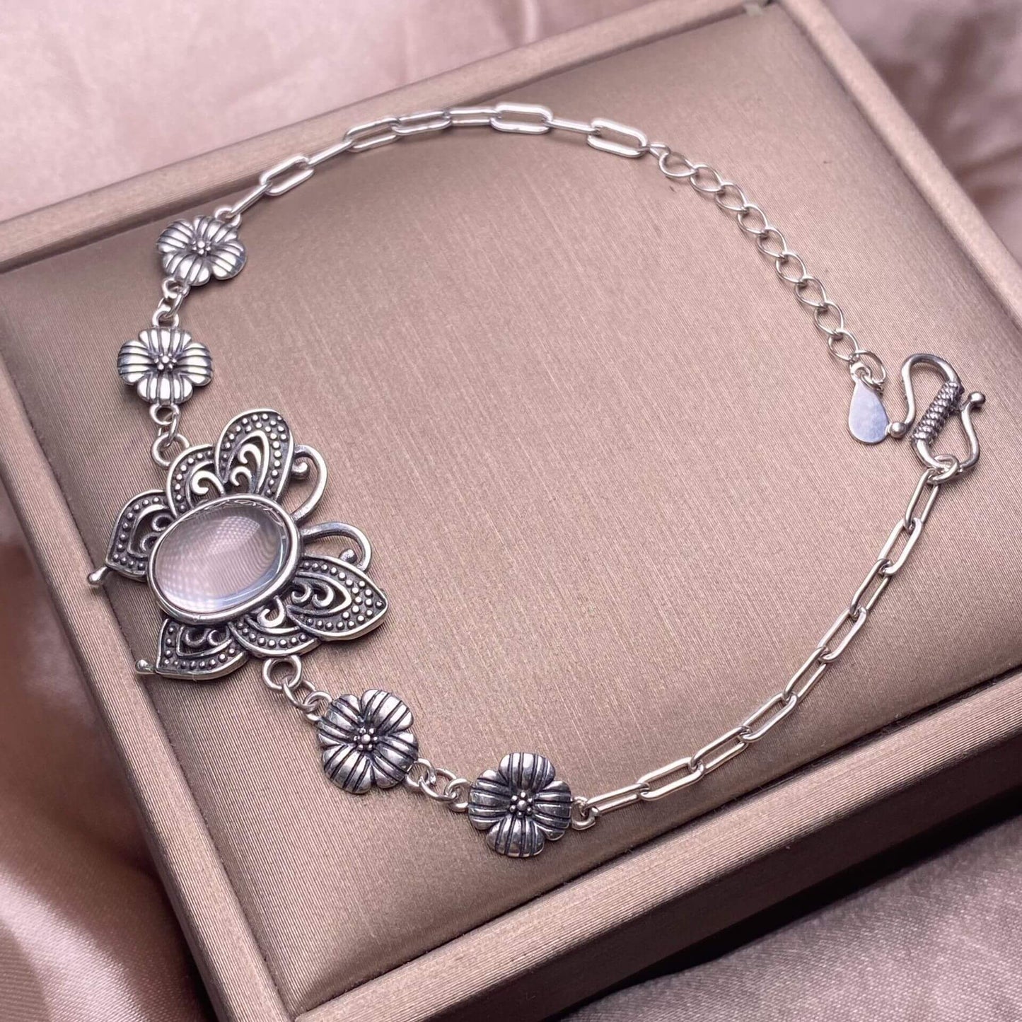 Turquoise, abalone shells, grey moonstone, copper hair crystal, rose quartz, grape stone, purple lithium oxide, opal, old wax, Larima Bracelet The s925 silver inlaid vintage silver butterfly-shaped shell jewelry has a strong lustrous effect