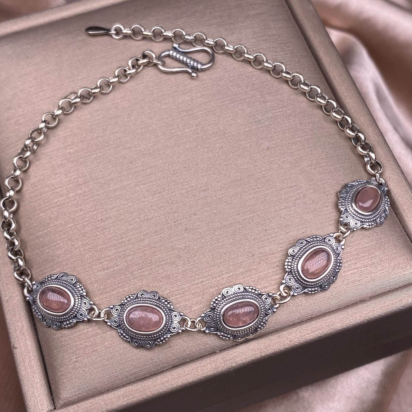 Opal ,Turquoise,black opal, aquamarine,amethyst, purple dragon crystal, garnet,Red jasper golden stone Golden SunThe s925 silver bracelet, set with retro silver multi-grain colored gemstone crystal, is a fashionable and versatile ladies' jewelry