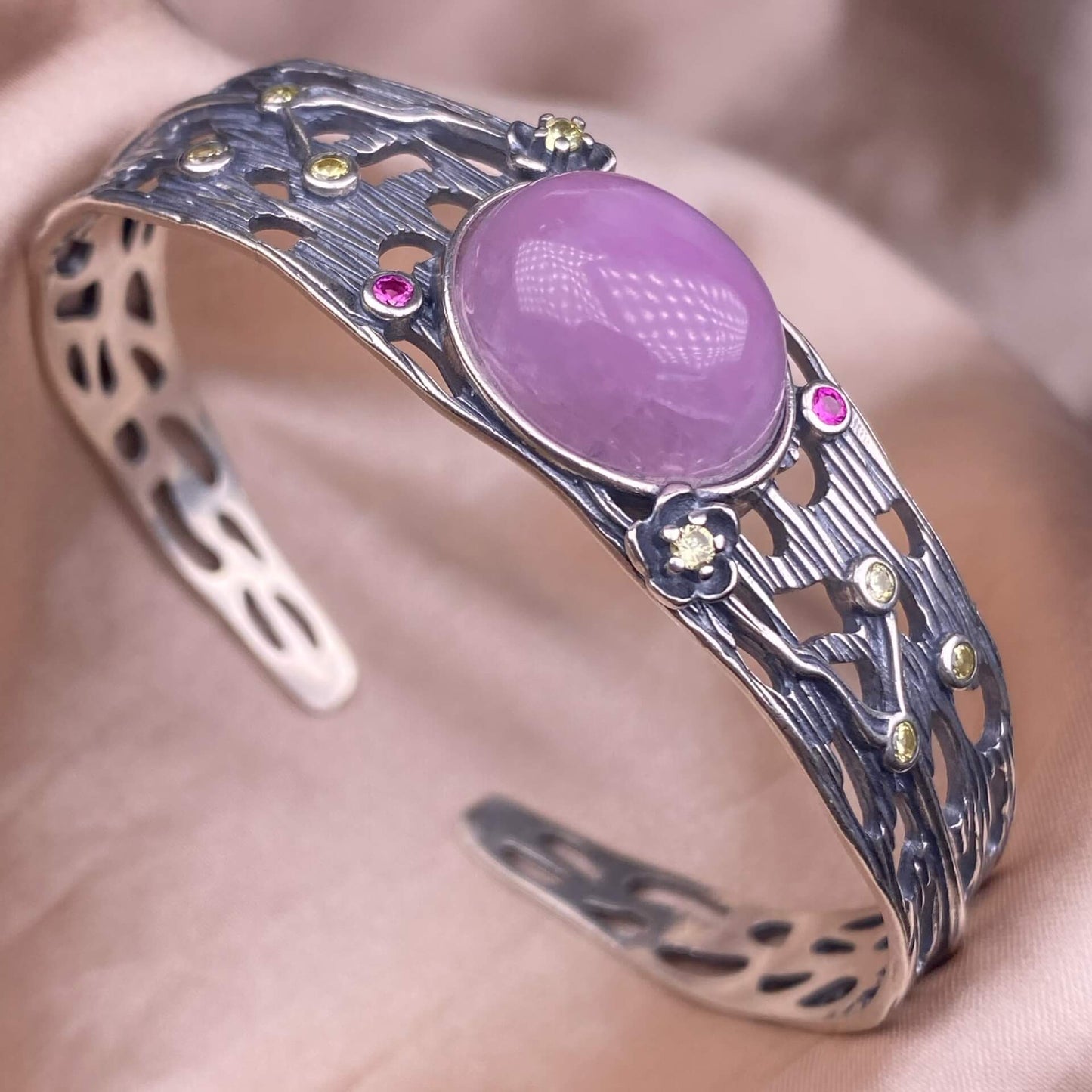 Purple lithium glow Purple Dragon Crysta bangle The s925 silver bracelet is a wide, retro, and hollowed-out design for women's jewelry