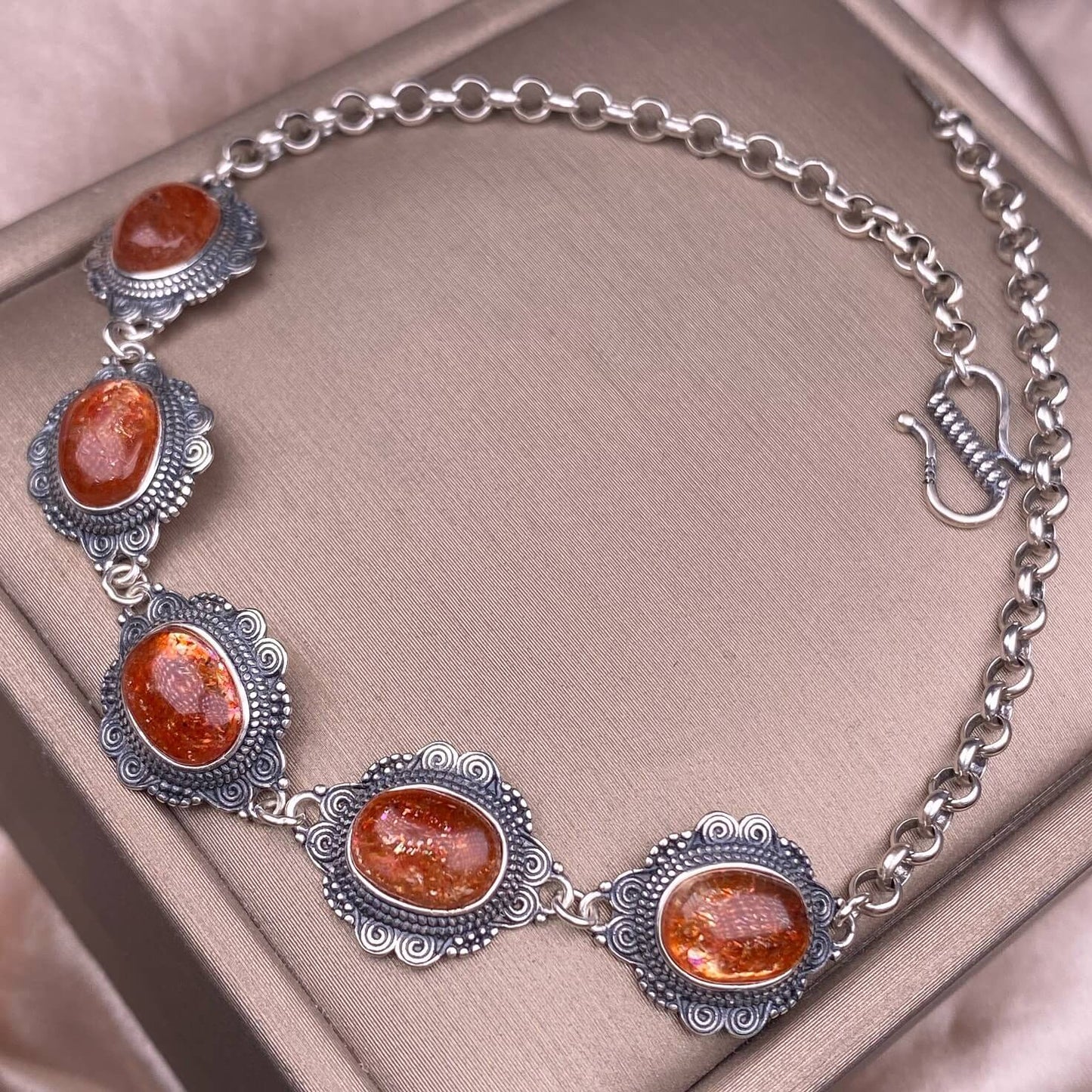 Opal ,Turquoise,black opal, aquamarine,amethyst, purple dragon crystal, garnet,Red jasper golden stone Golden SunThe s925 silver bracelet, set with retro silver multi-grain colored gemstone crystal, is a fashionable and versatile ladies' jewelry