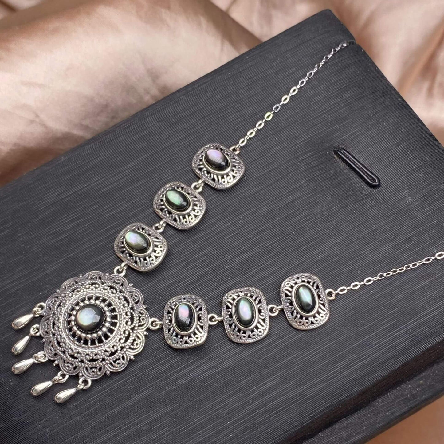 Citrine, black opal, black shell, garnet, purple dragon crystal, moonstone, purple tooth black, red jasper, jasper, golden fortune stone, copper hair crystal, gray moonlight, amethyst, s925 collarbone chain necklace