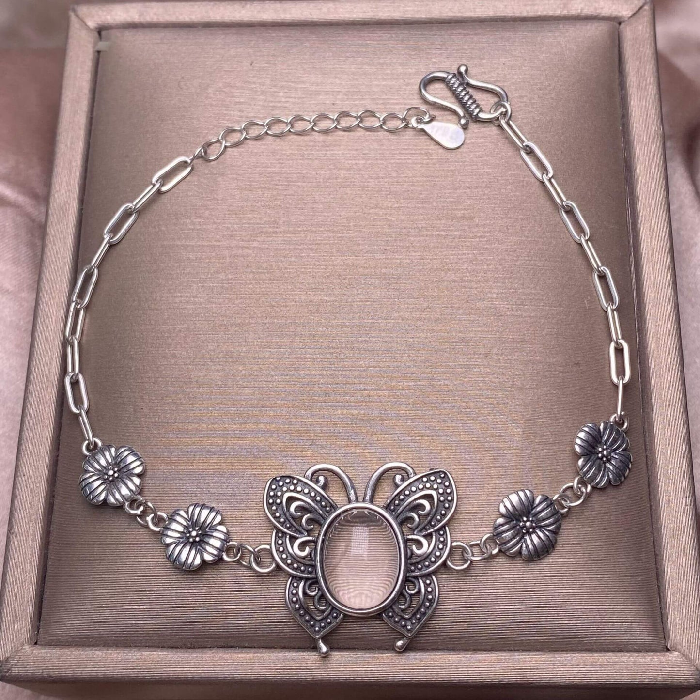 Turquoise, abalone shells, grey moonstone, copper hair crystal, rose quartz, grape stone, purple lithium oxide, opal, old wax, Larima Bracelet The s925 silver inlaid vintage silver butterfly-shaped shell jewelry has a strong lustrous effect