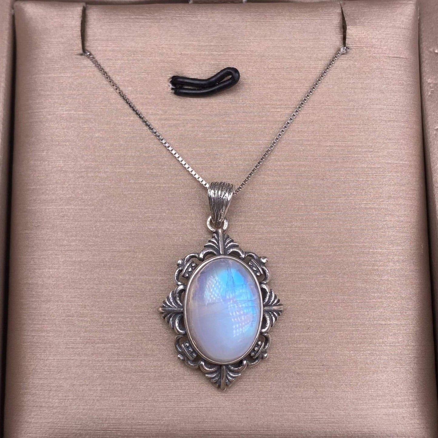 Blue Moonstone south red pendant S925 silver inlaid retro silver blue light Strong imitation ancient silver pendant Fashionable daily colored gemstone chain pendant GMSPe3