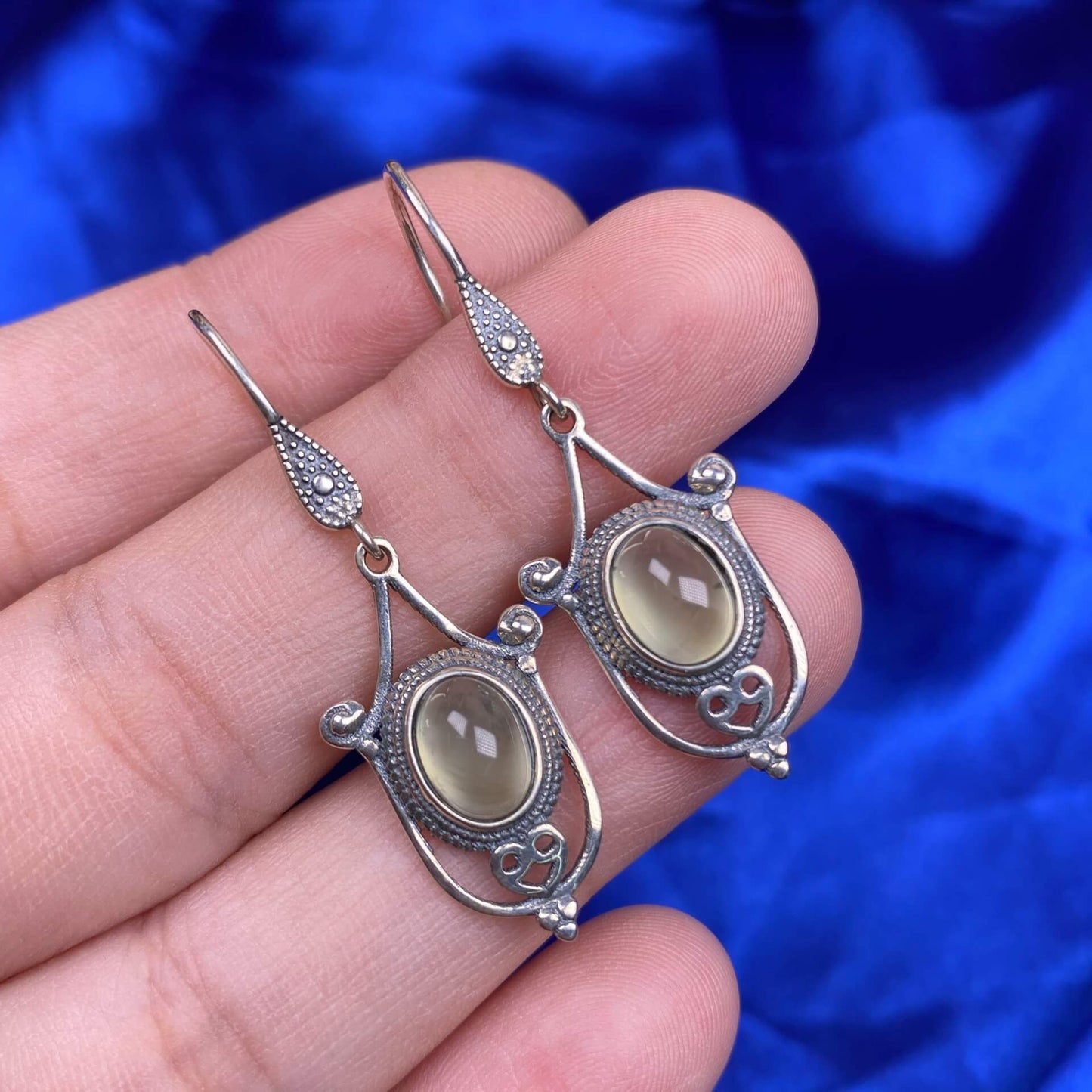 Old wax, cut garnet, round garnet, grape stone, opal, flower amber, tea crystal, grey moonstone, turquoise, aquamarine, ghost stone, sea pattern stone, amethyst earrings S925, silver inlaid exquisite and light luxury women's earrings