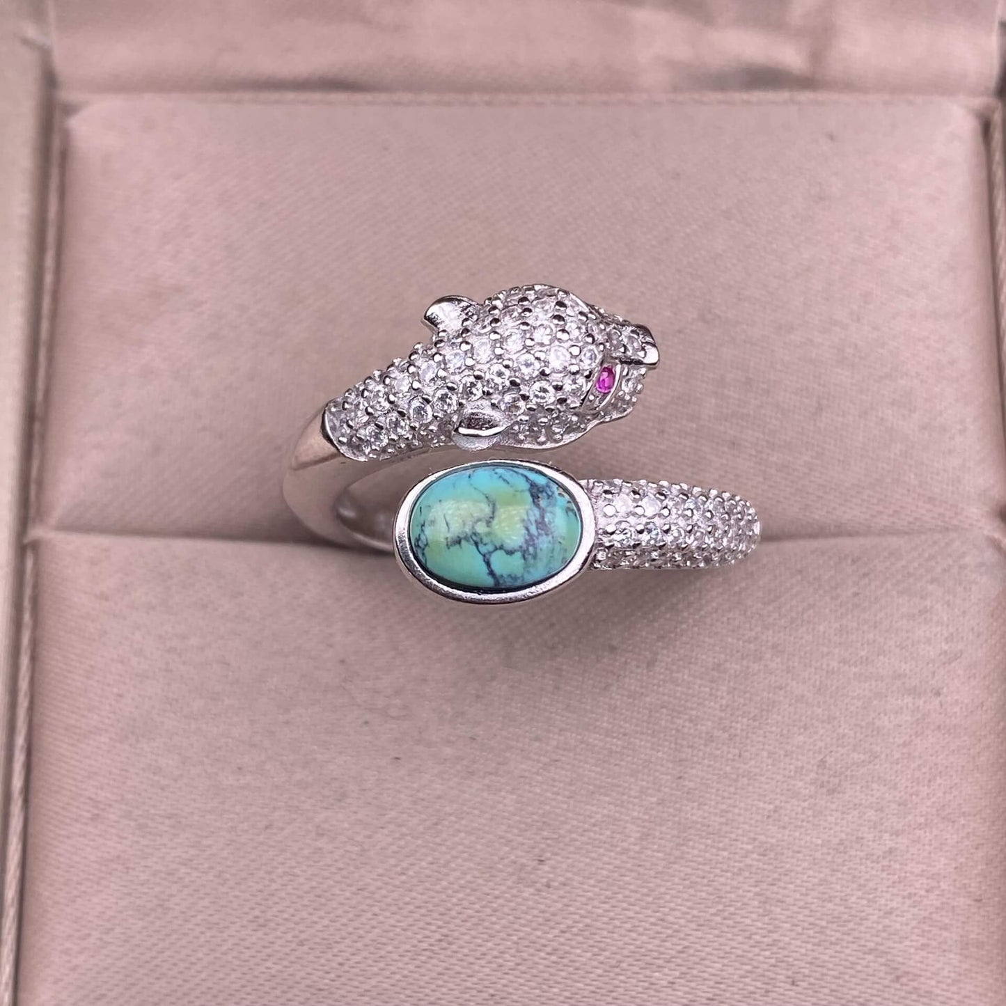 Turquoise, unburned sapphire S925 in silveThe S925 silver grey moonstone ring, set with retro silver, is a new  women's colored gemstone crystal jewelry that is versatile for commuting