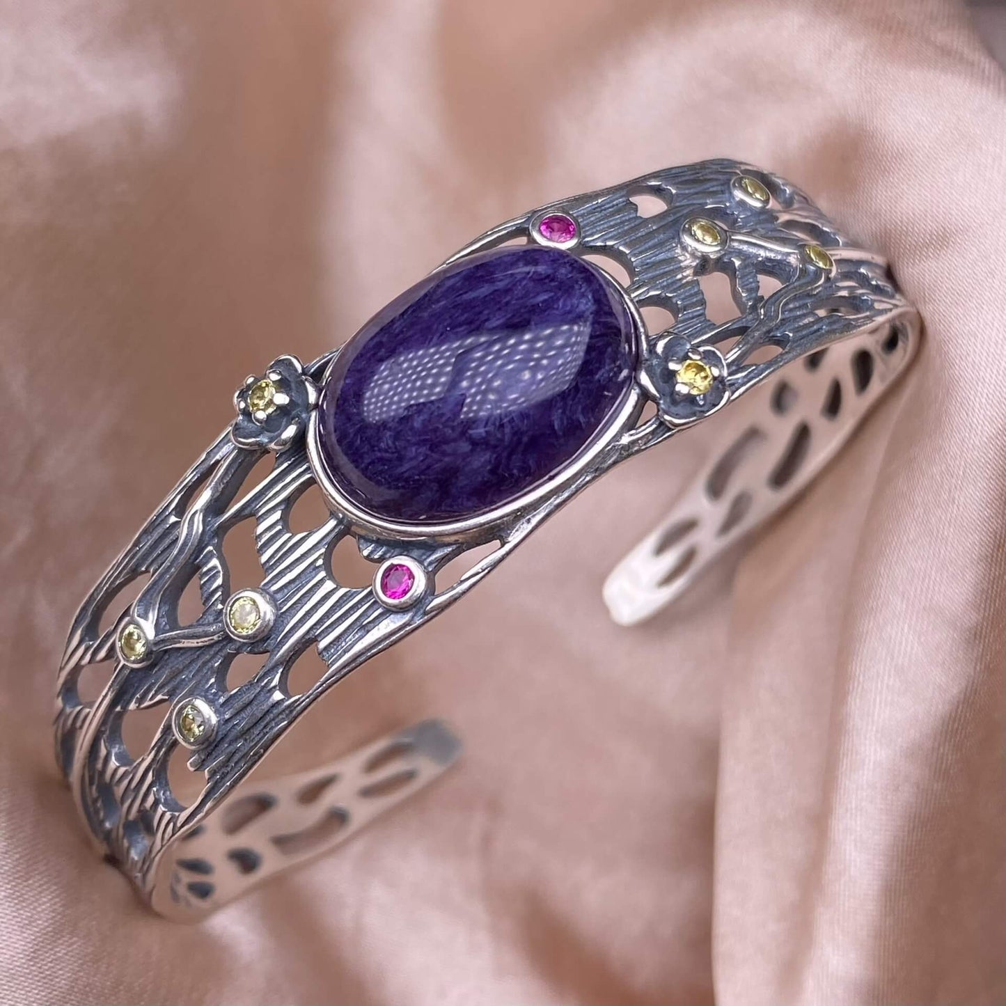 Purple lithium glow Purple Dragon Crysta bangle The s925 silver bracelet is a wide, retro, and hollowed-out design for women's jewelry
