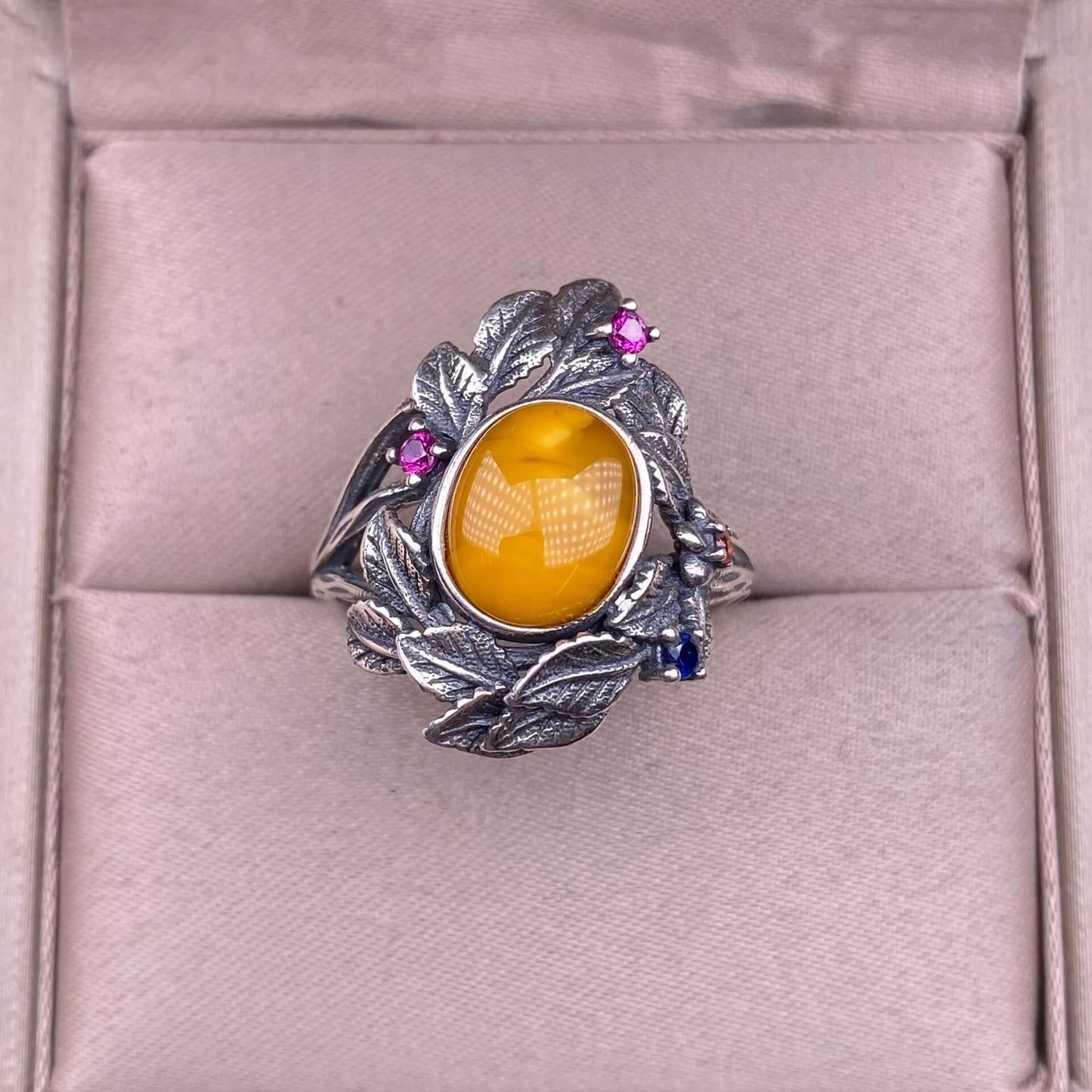 Old wax, garnet S925 in silveThe S925 silver grey moonstone ring, set with retro silver, is a new  women's colored gemstone crystal jewelry that is versatile for commuting