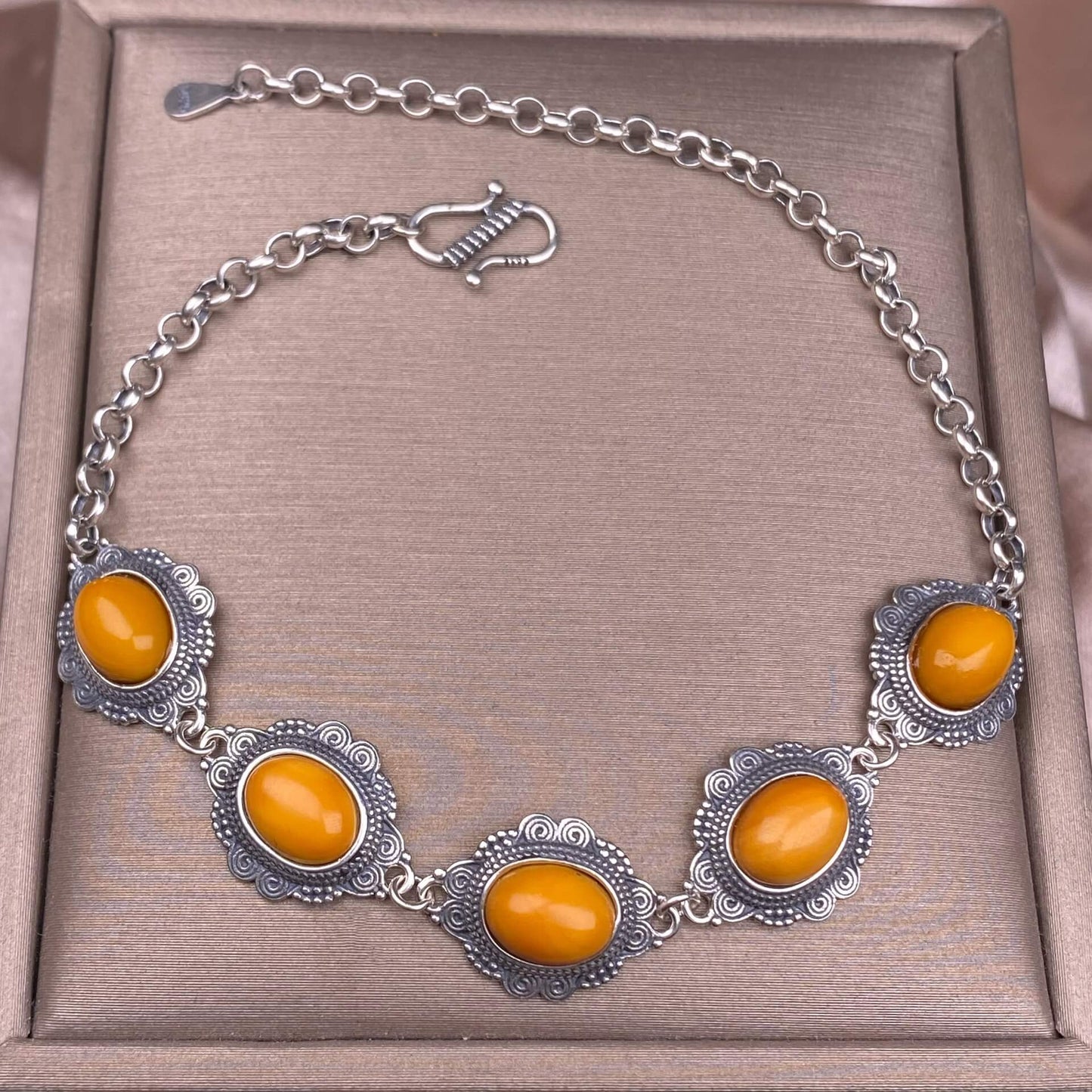 Opal ,Turquoise,black opal, aquamarine,amethyst, purple dragon crystal, garnet,Red jasper golden stone Golden SunThe s925 silver bracelet, set with retro silver multi-grain colored gemstone crystal, is a fashionable and versatile ladies' jewelry