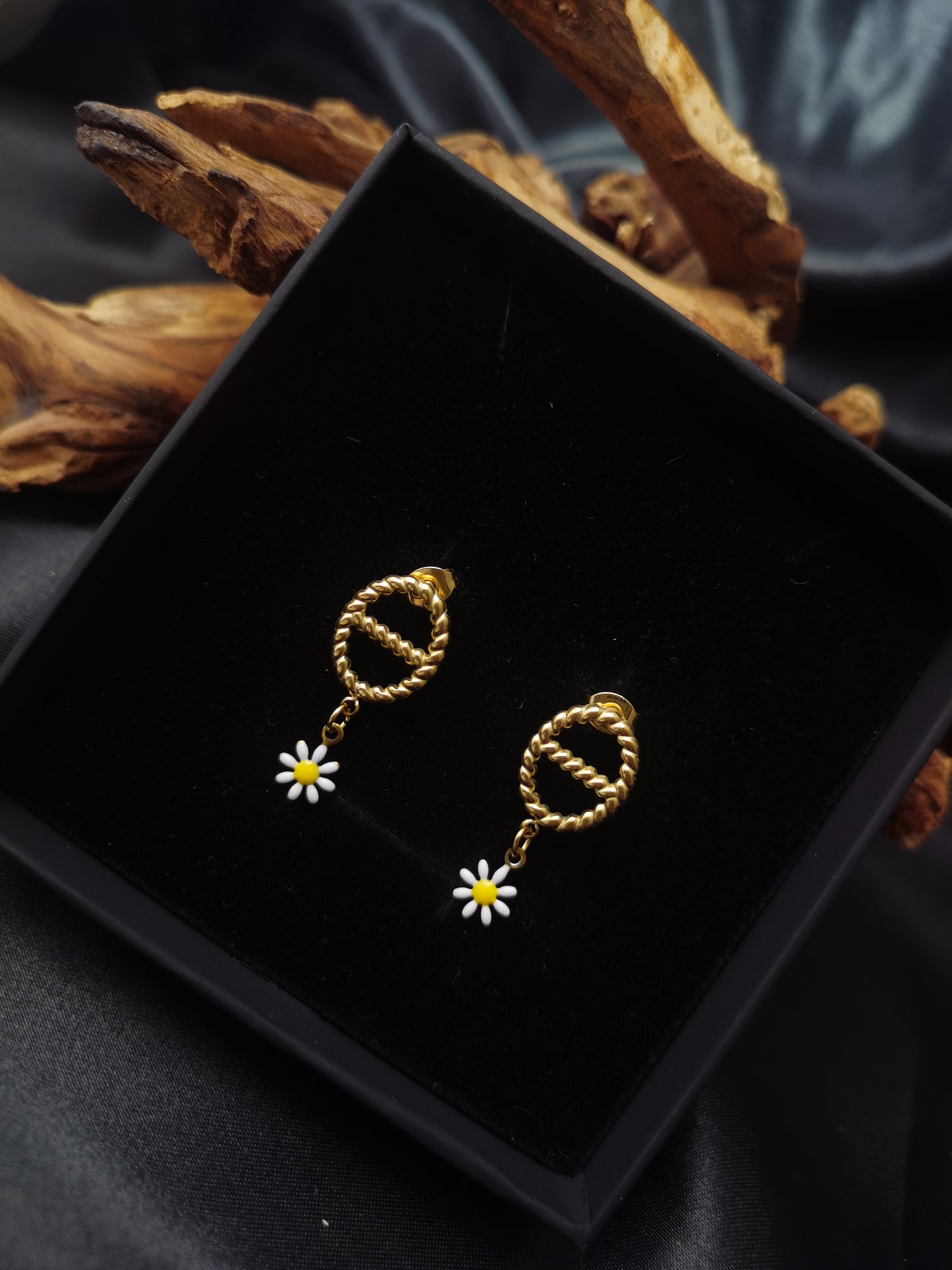 Pig Nose Daisy Earrings 18k gold-plated Titanium Steel GMJE8