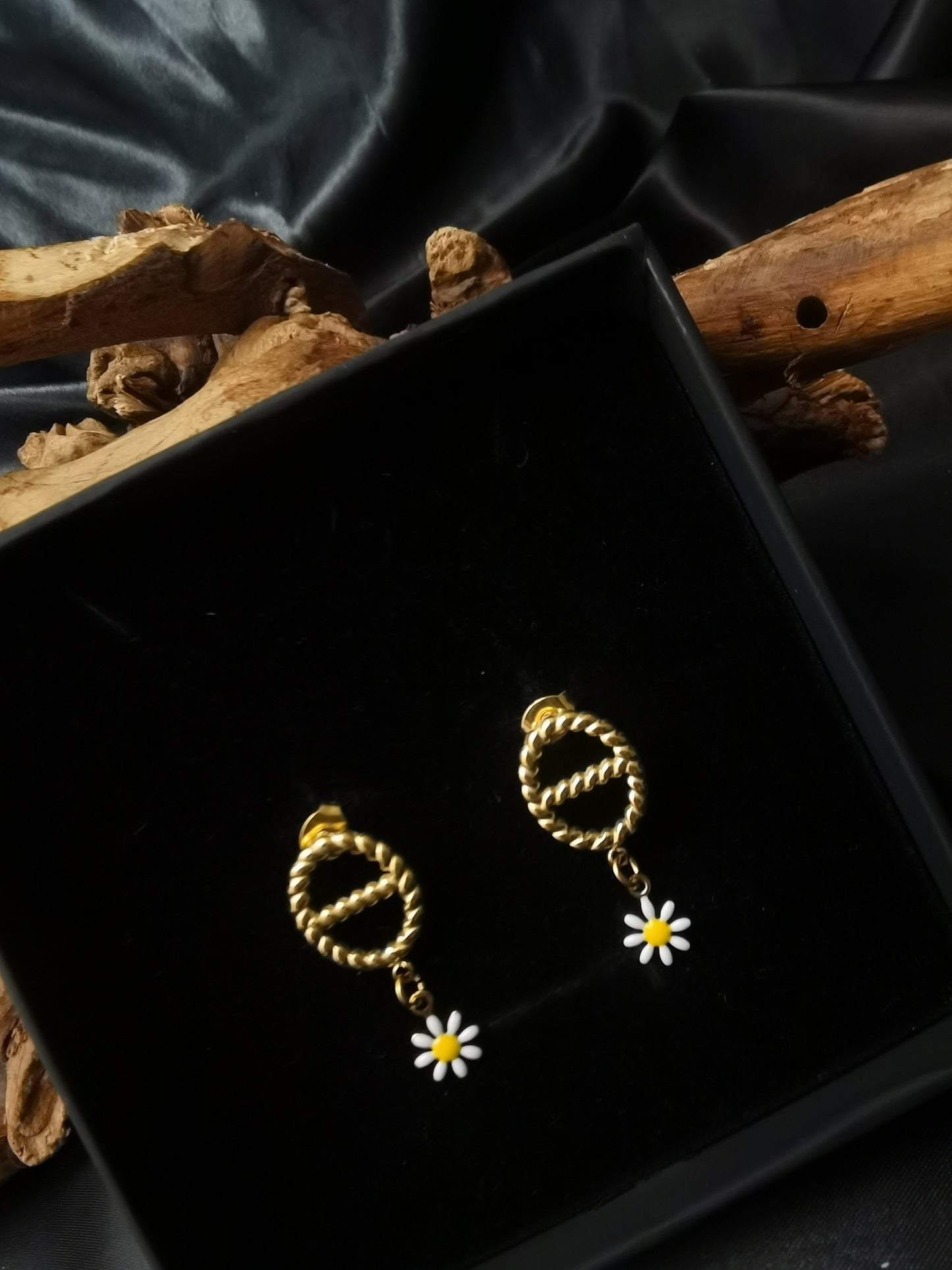Pig Nose Daisy Earrings 18k gold-plated Titanium Steel GMJE8