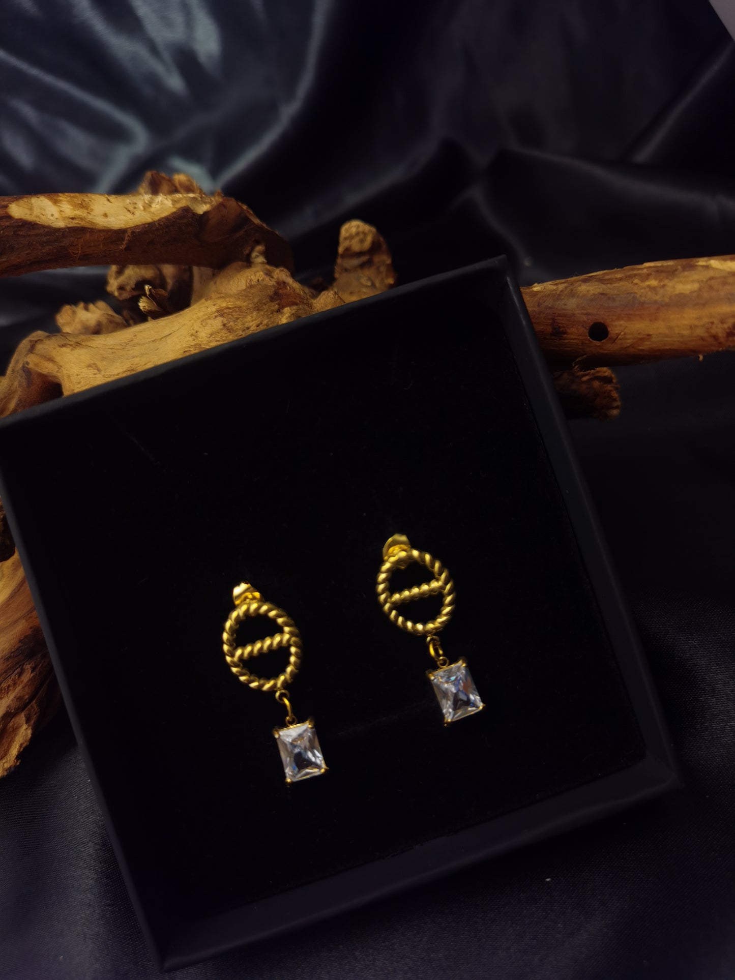 Pig Nose Daisy Earrings 18k gold-plated Titanium Steel GMJE9