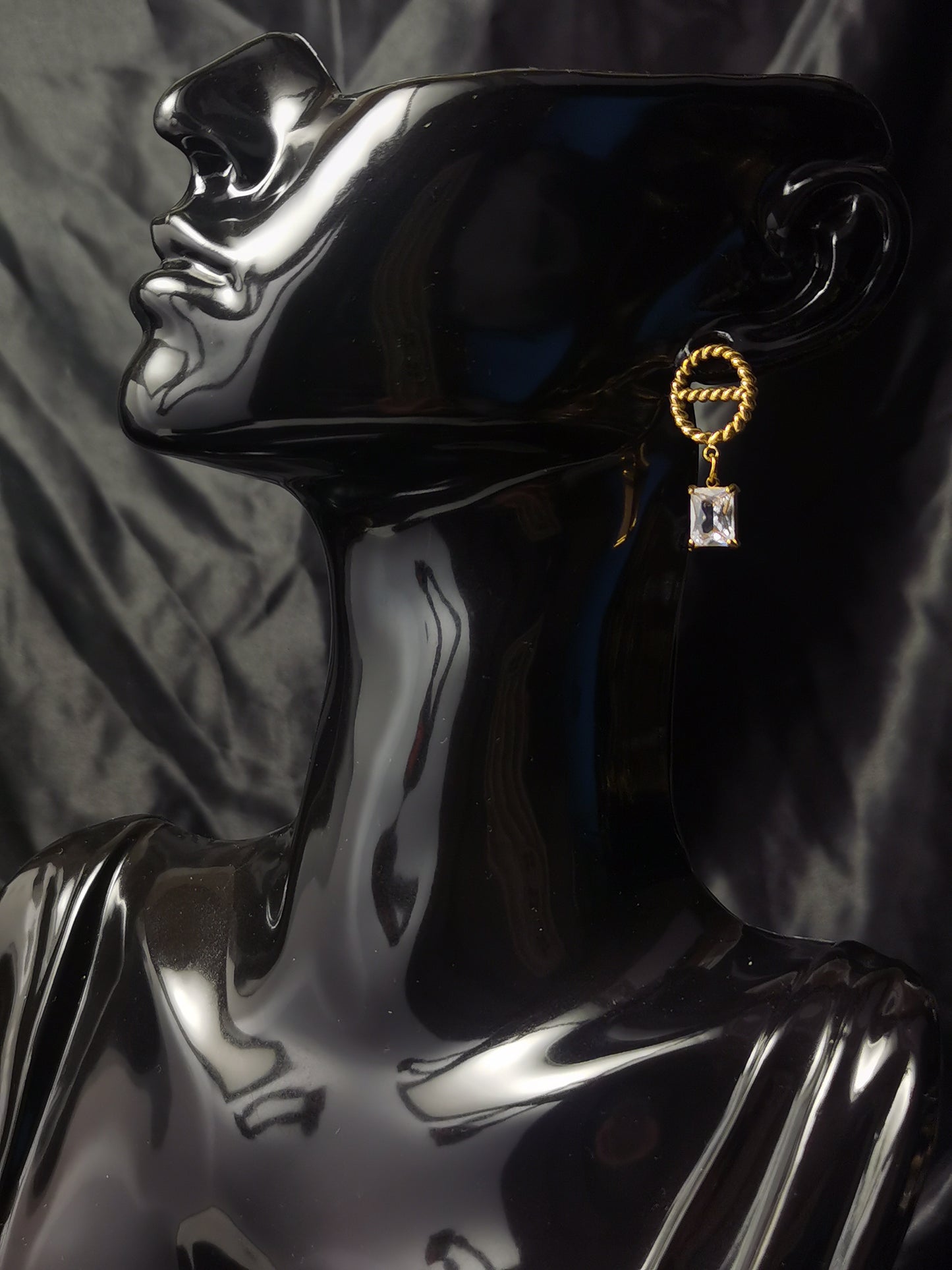 Pig Nose Daisy Earrings 18k gold-plated Titanium Steel GMJE9