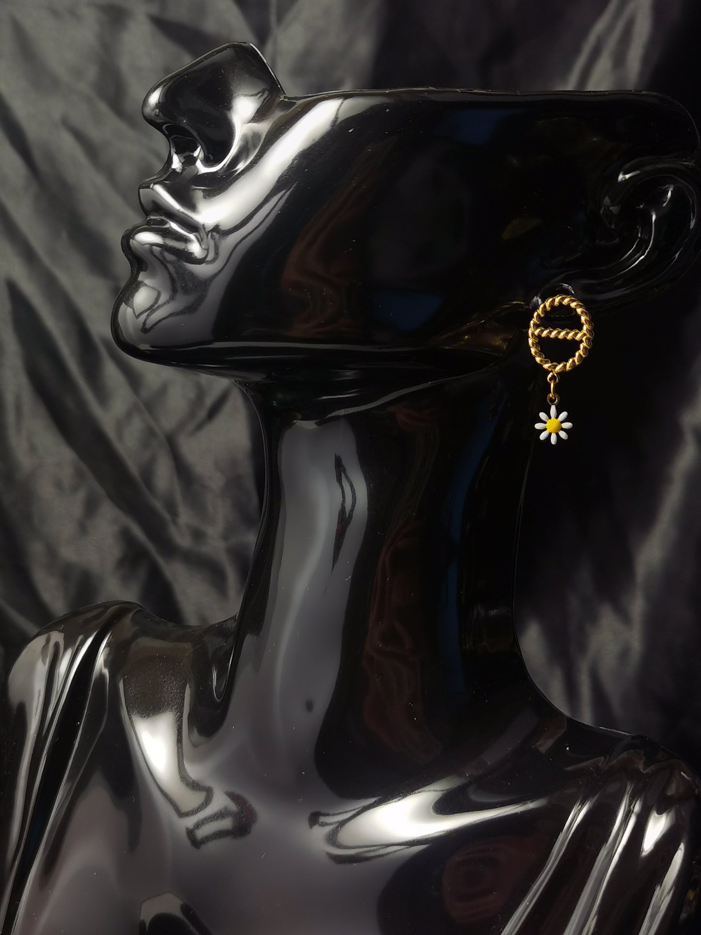 Pig Nose Daisy Earrings 18k gold-plated Titanium Steel GMJE8