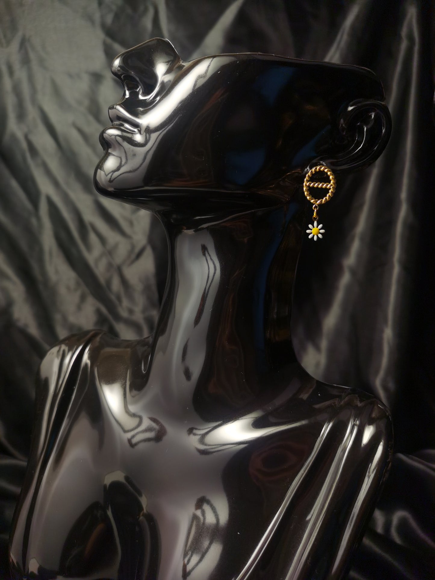 Pig Nose Daisy Earrings 18k gold-plated Titanium Steel GMJE8