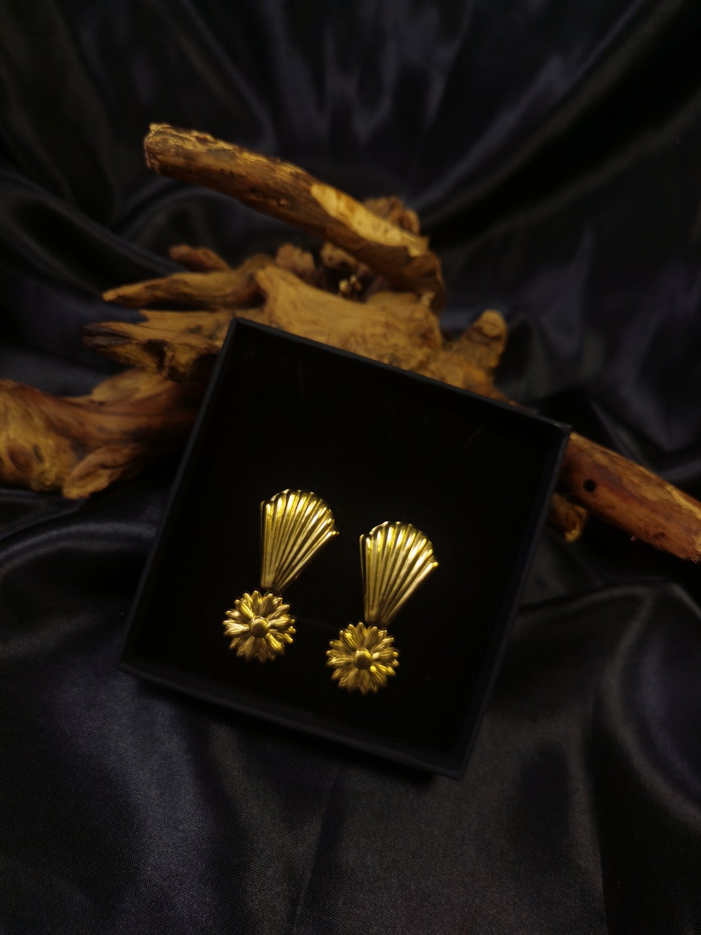 Shell Shaped Earrings 18k gold-plated Titanium Steel Daisy pendant GMJE25