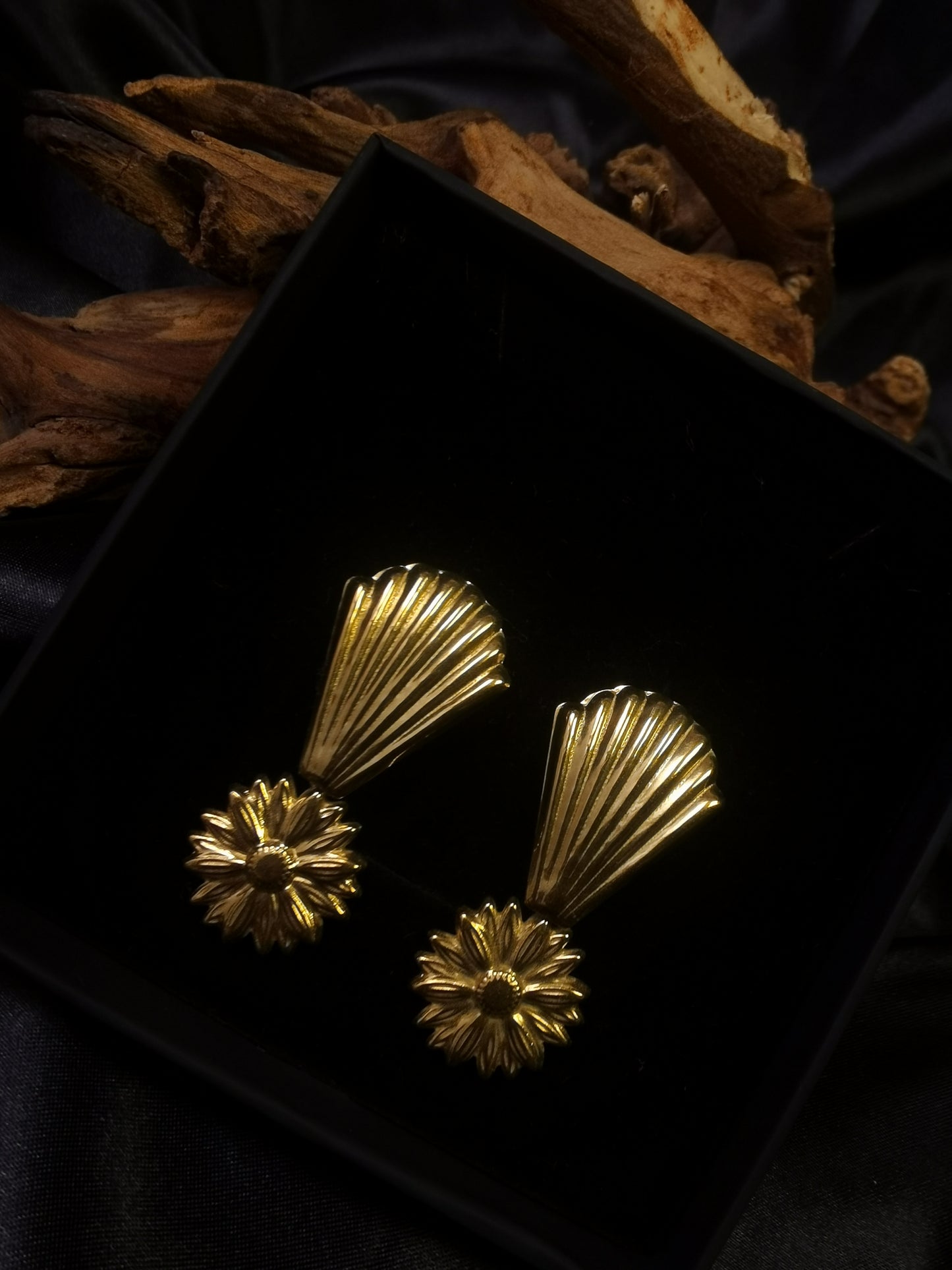 Shell Shaped Earrings 18k gold-plated Titanium Steel Daisy pendant GMJE25