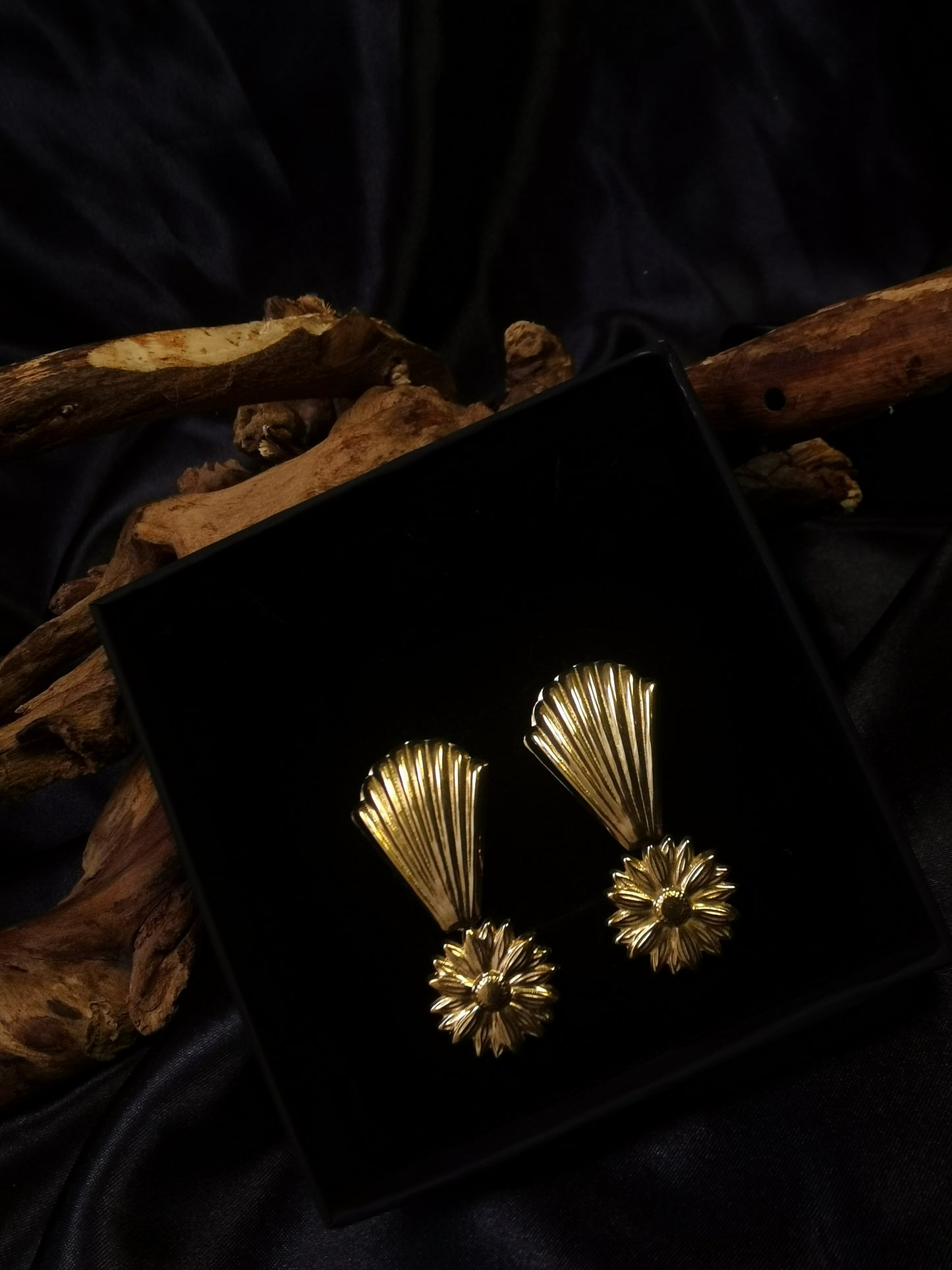 Shell Shaped Earrings 18k gold-plated Titanium Steel Daisy pendant GMJE25