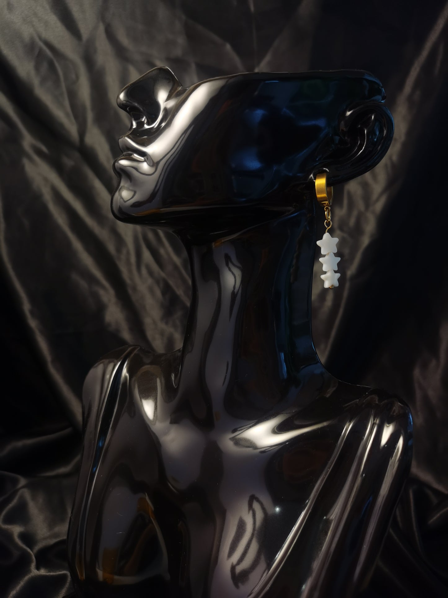 Huggie 3 Shell Stars Earrings 18k gold-plated Titanium Steel GMJE37