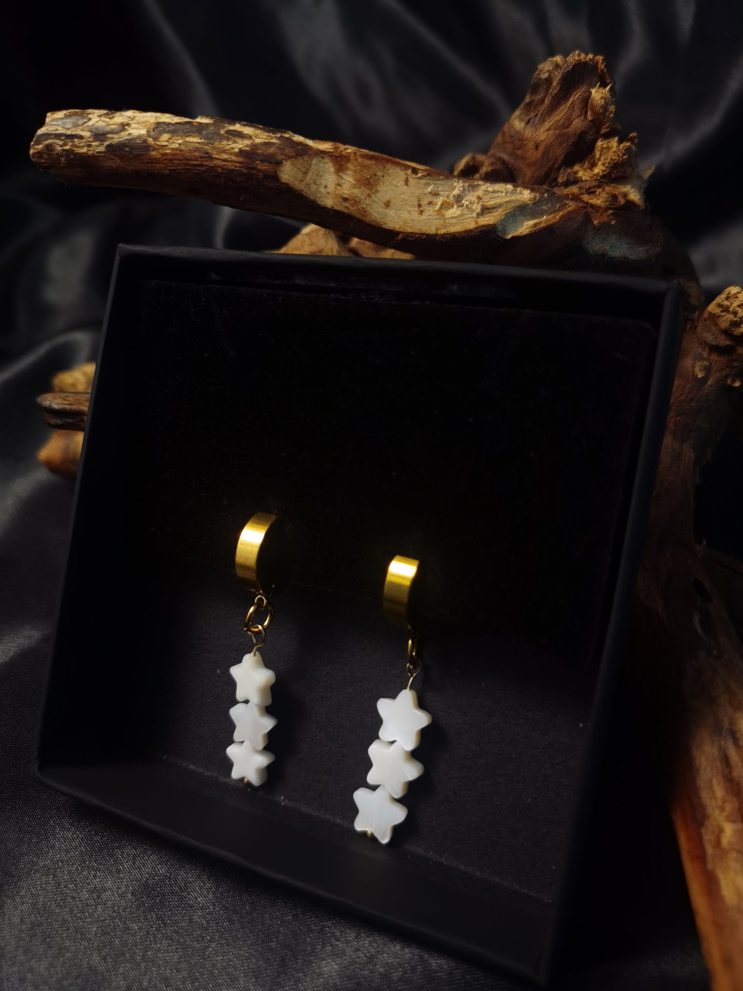 Huggie 3 Shell Stars Earrings 18k gold-plated Titanium Steel GMJE37