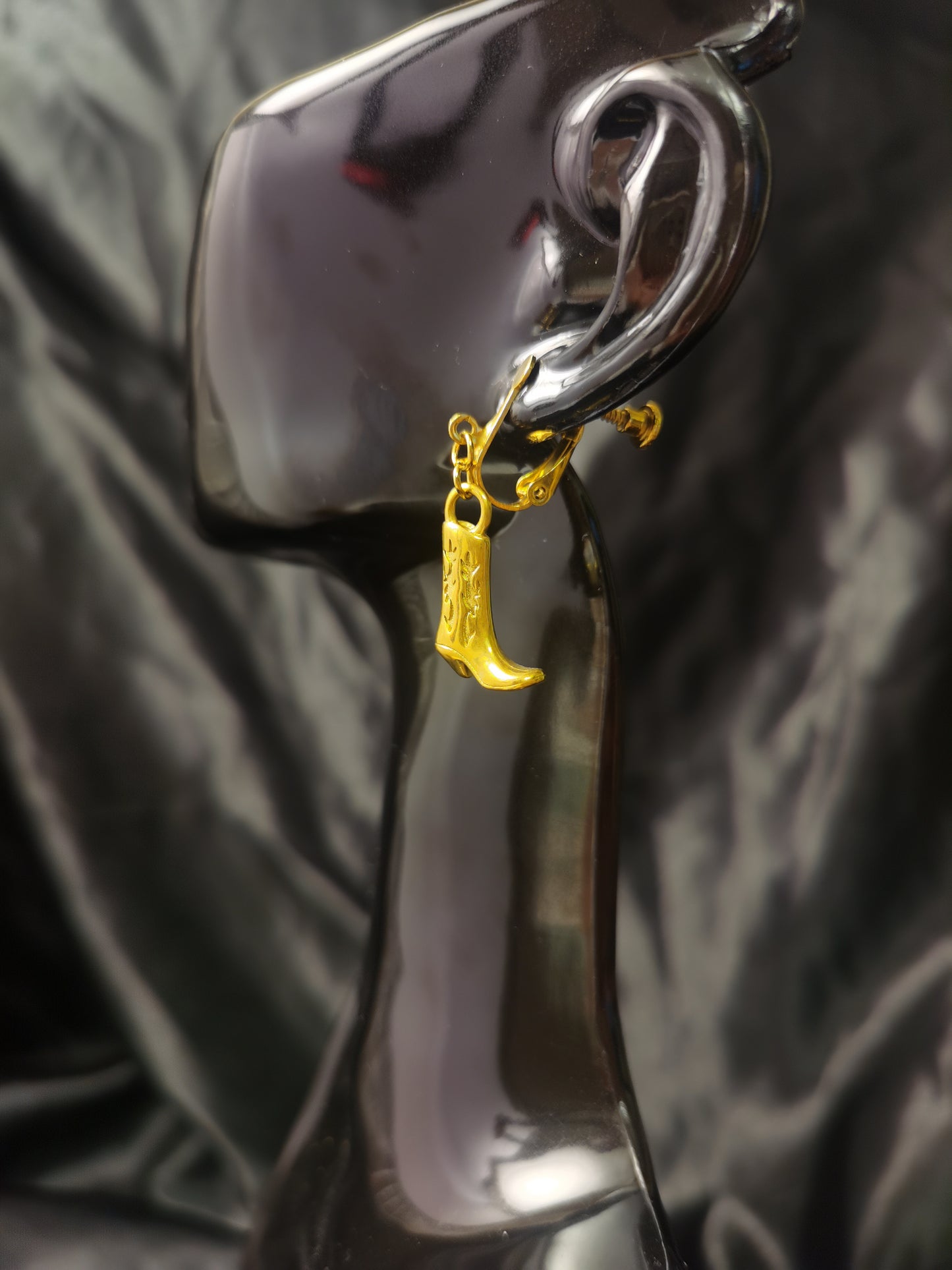 Huggie Cowboy Earrings 18k gold-plated Titanium Steel GMJE42