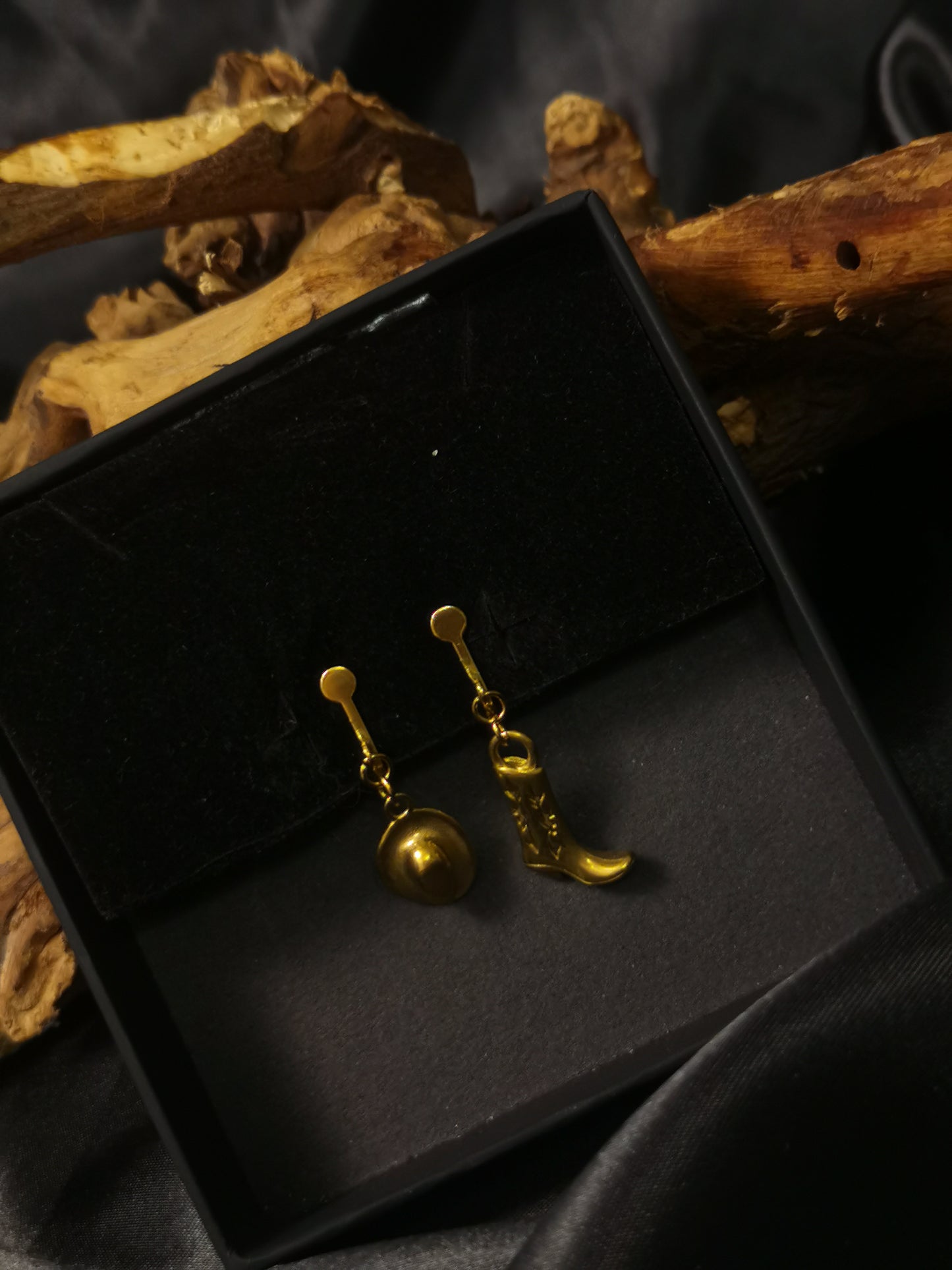 Huggie Cowboy Earrings 18k gold-plated Titanium Steel GMJE42