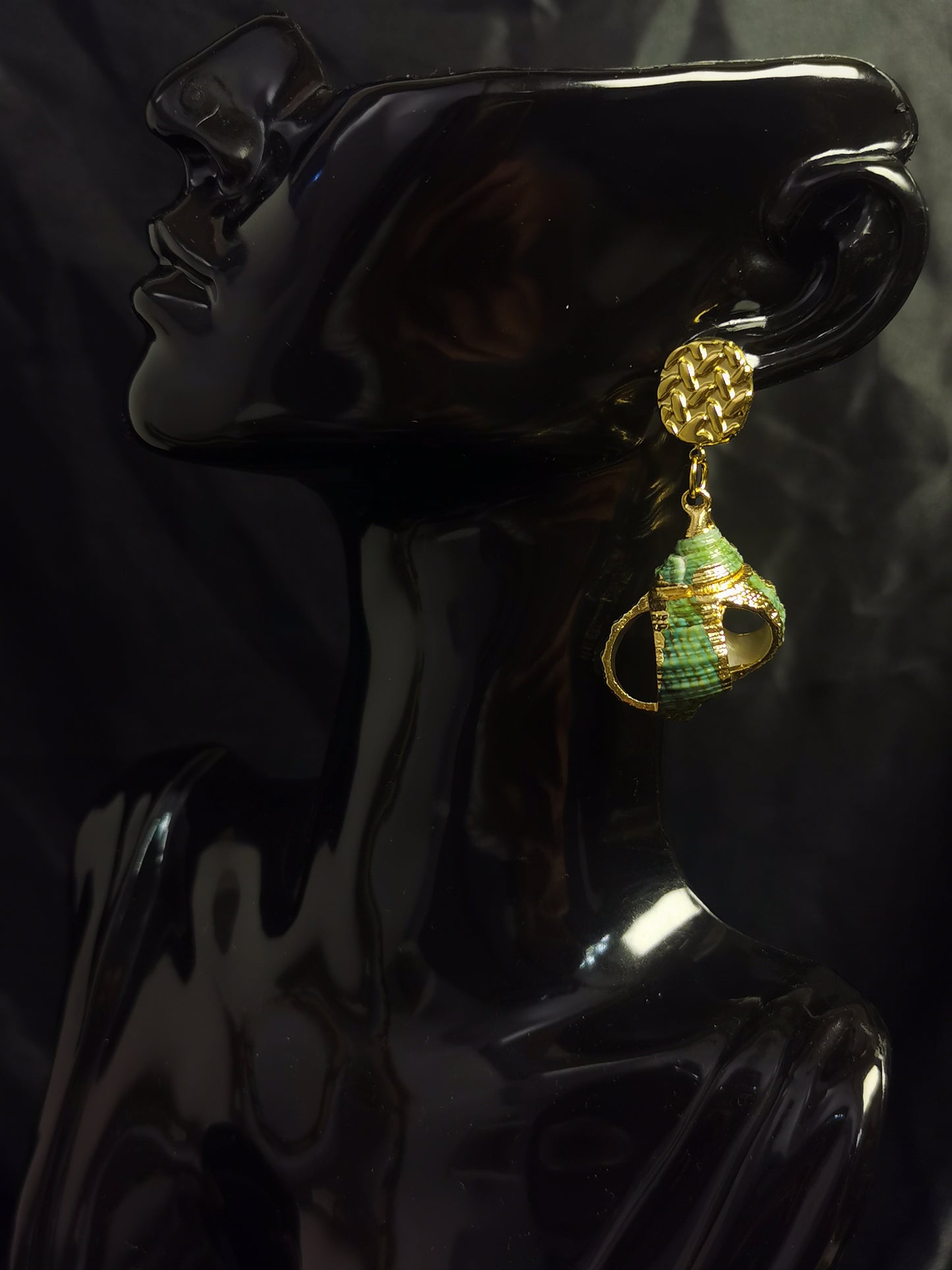 Button Earrings 18k gold-plated Titanium Steel Shell GMJE52