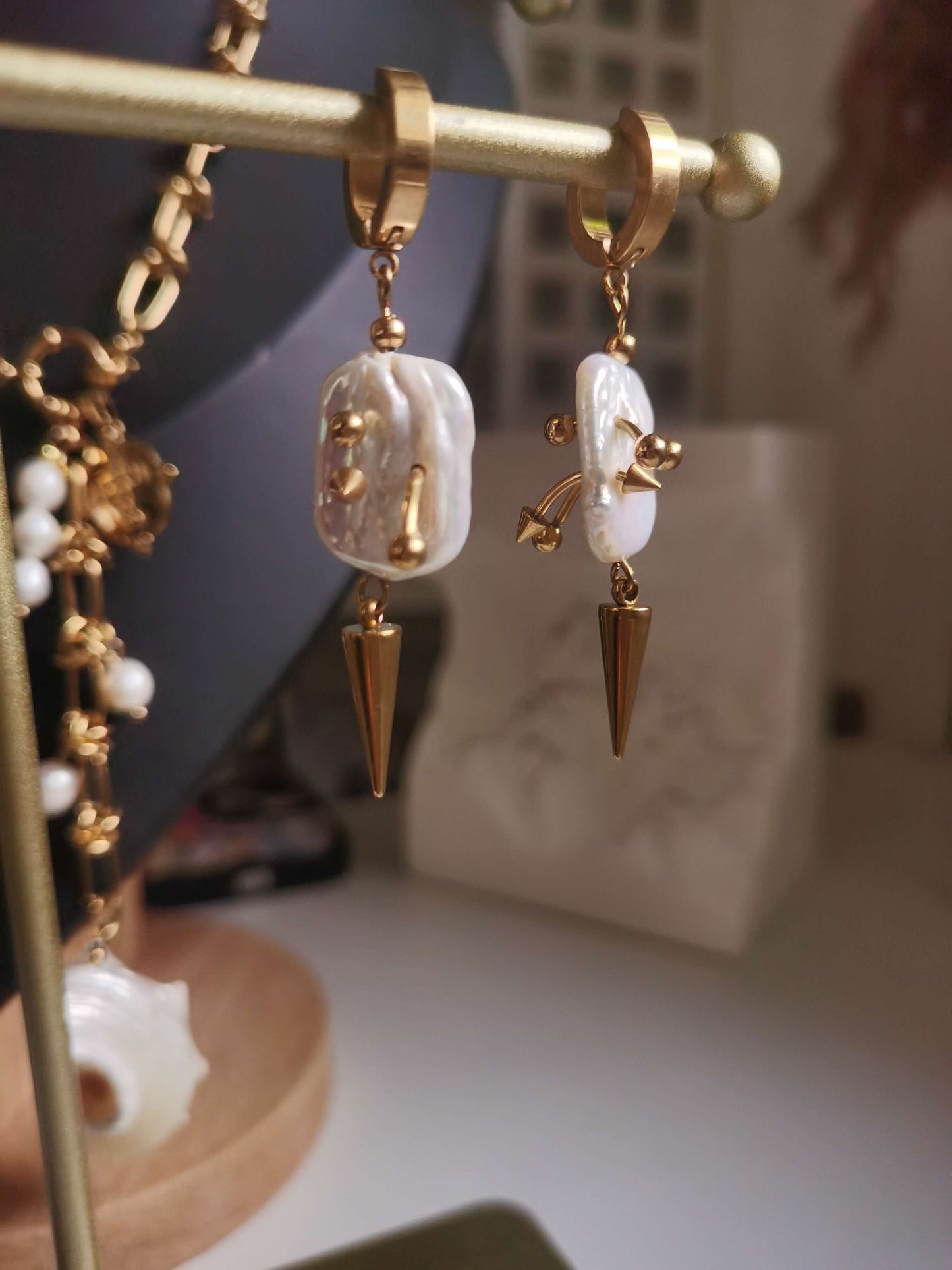 Huggies Earrings 18k gold-plated Titanium Steel freshwater pearls GMJE55