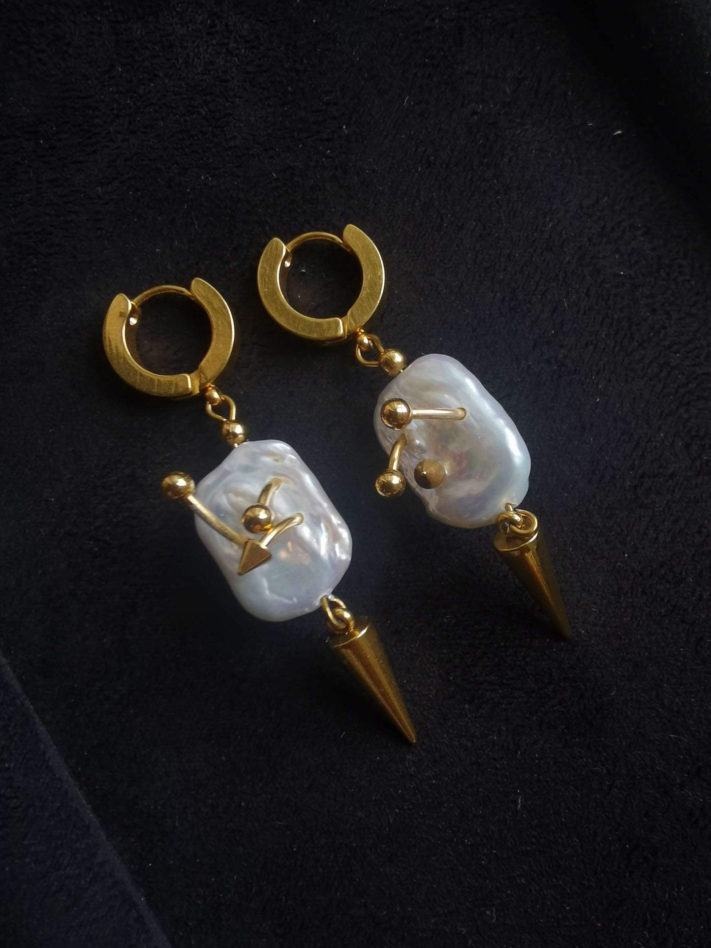 Huggies Earrings 18k gold-plated Titanium Steel freshwater pearls GMJE55