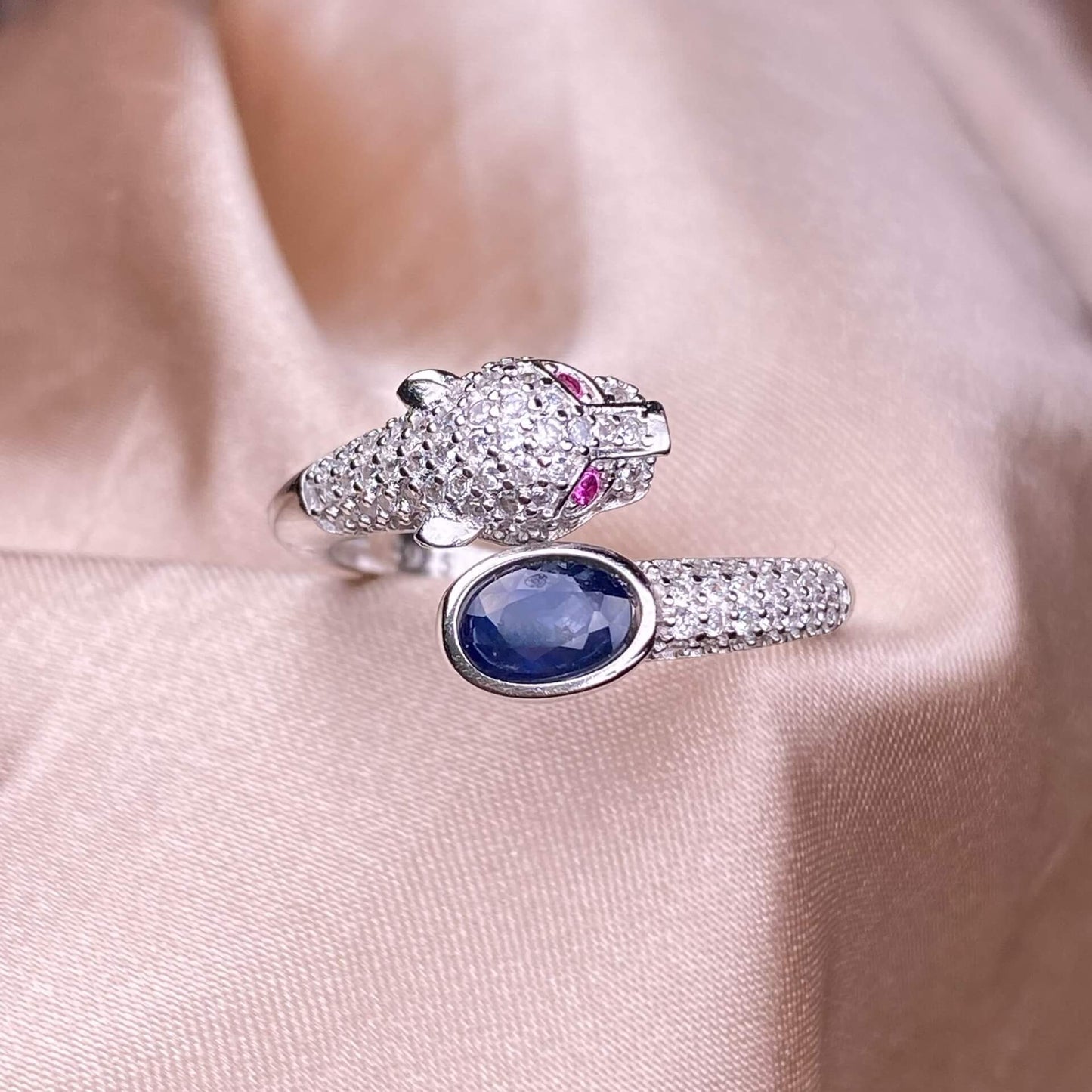 Turquoise, unburned sapphire S925 in silveThe S925 silver grey moonstone ring, set with retro silver, is a new  women's colored gemstone crystal jewelry that is versatile for commuting