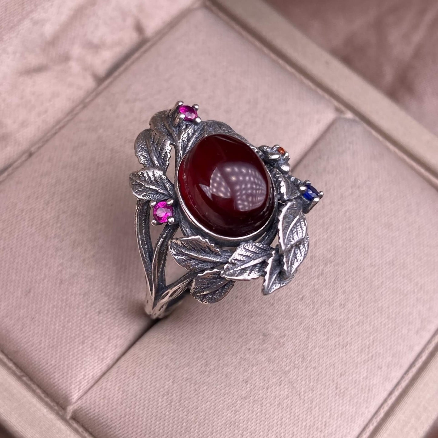 Old wax, garnet S925 in silveThe S925 silver grey moonstone ring, set with retro silver, is a new  women's colored gemstone crystal jewelry that is versatile for commuting