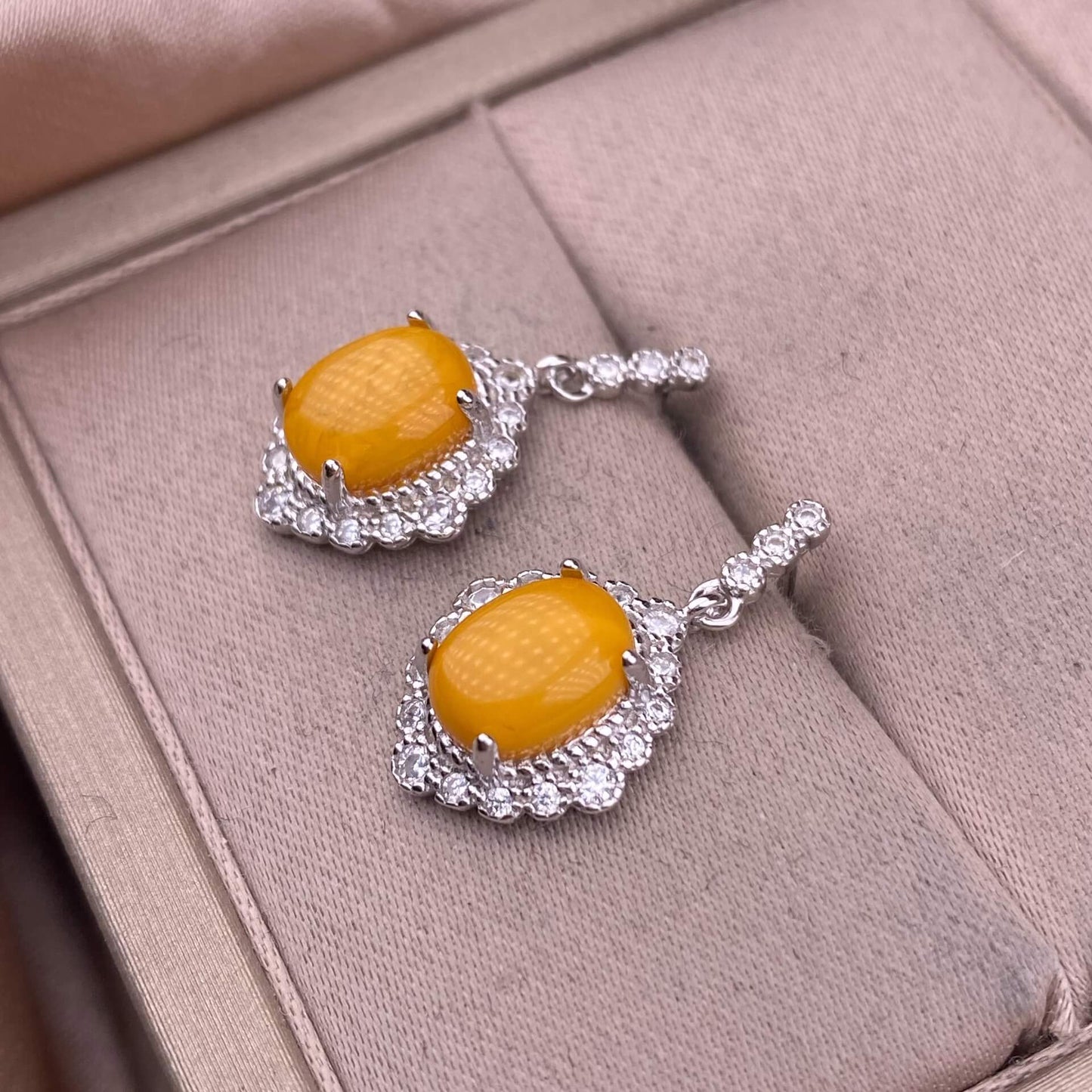 Old wax, Golden Sun, aquamarine, flower amber, citrine, Lapis lazuli, Amethyst, aquamarine, rose quartz, Grey moonlight, Golden Fortune Stone, Black shell Hetian jade, turquoise, Larima sea pattern stone, grape stone earrings S925