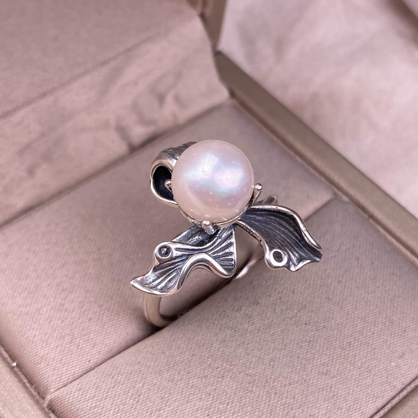 Freshwater pearl  Amethyst ring S925 in silveThe S925 silver grey moonstone ring, set with retro silver, is a new  women's colored gemstone crystal jewelry that is versatile for commuting