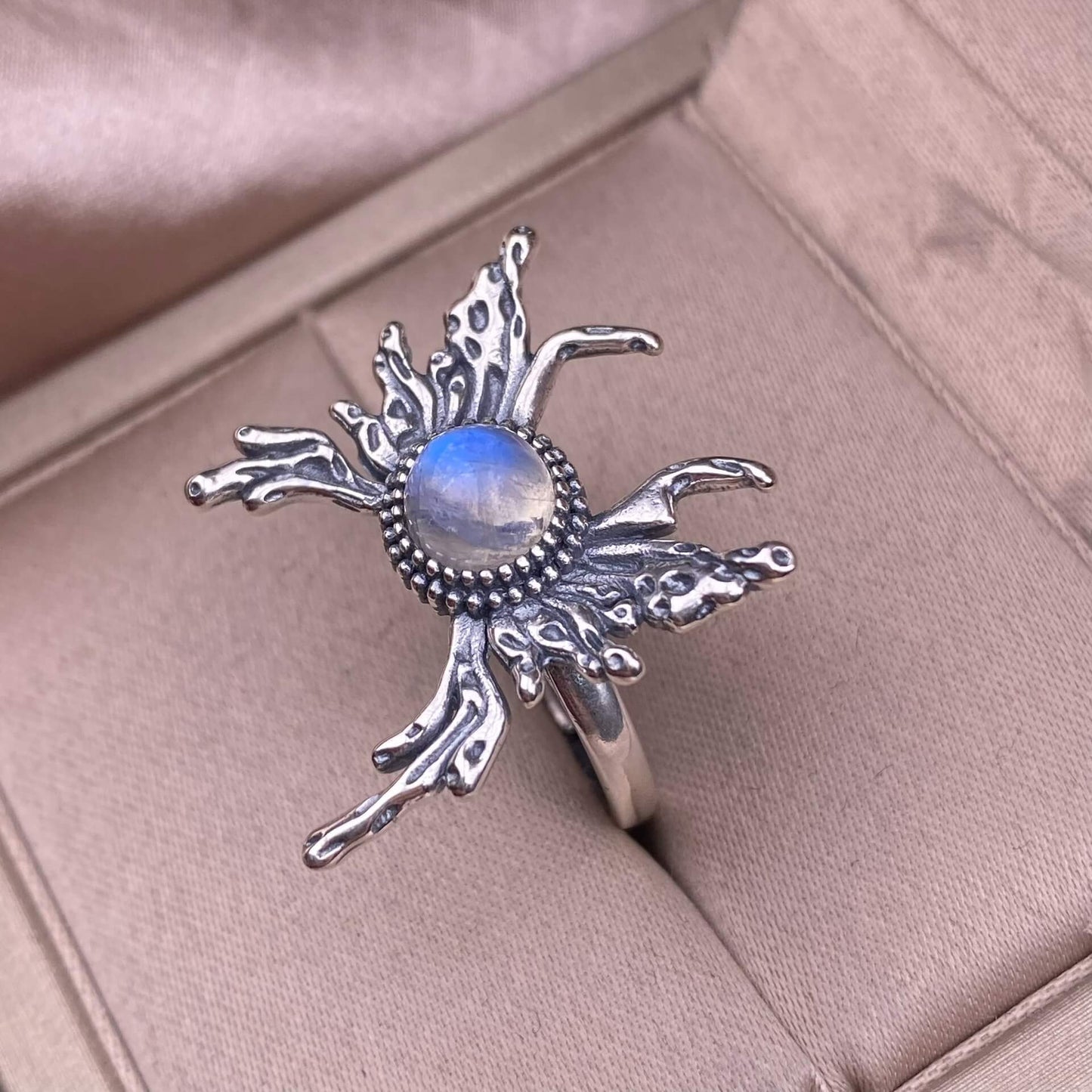 Old wax, grapevine, opal, Hotan jadeite, lapis lazuli, blue moonstone, purple-toothed black, kyanite ring S925 in silveThe S925 silver grey moonstone ring, set with retro silver, is a new  women's colored gemstone crystal jewelry