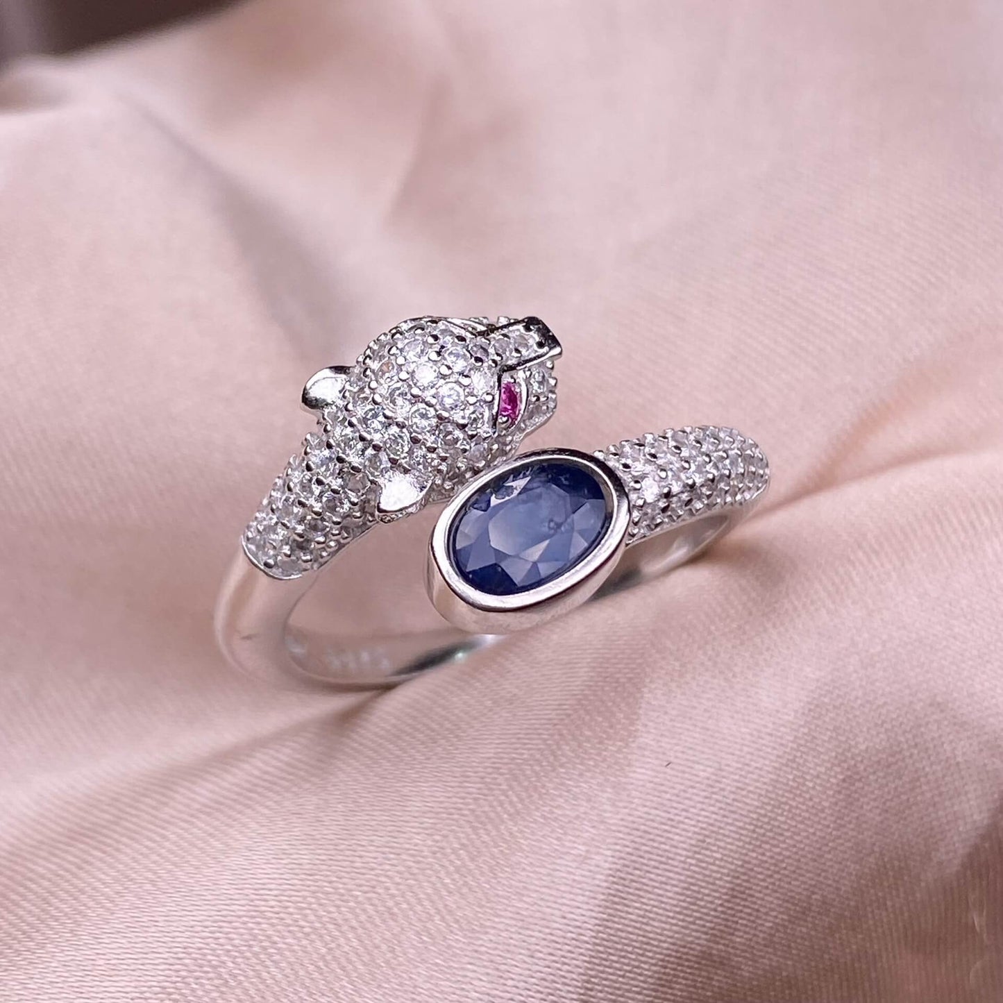 Turquoise, unburned sapphire S925 in silveThe S925 silver grey moonstone ring, set with retro silver, is a new  women's colored gemstone crystal jewelry that is versatile for commuting
