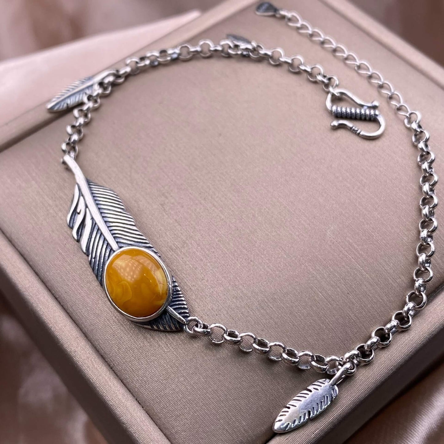 Abalone shells, old wax, amber, aquamarine Bracelet The s925 silver inlaid vintage silver distressed Nepalese feather-shaped shell jewelry has a strong lustrous effect